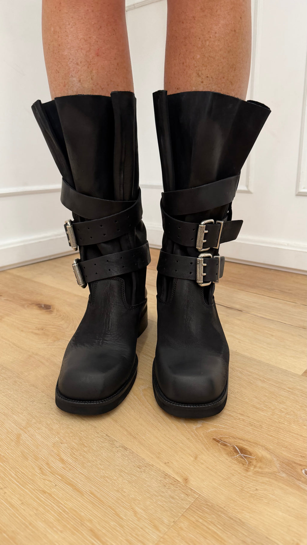Biker Nabuk nero con fibbia argento Divine Follie