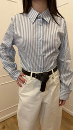 Camicia azzurra a righe con bottone gioiello Susy mix