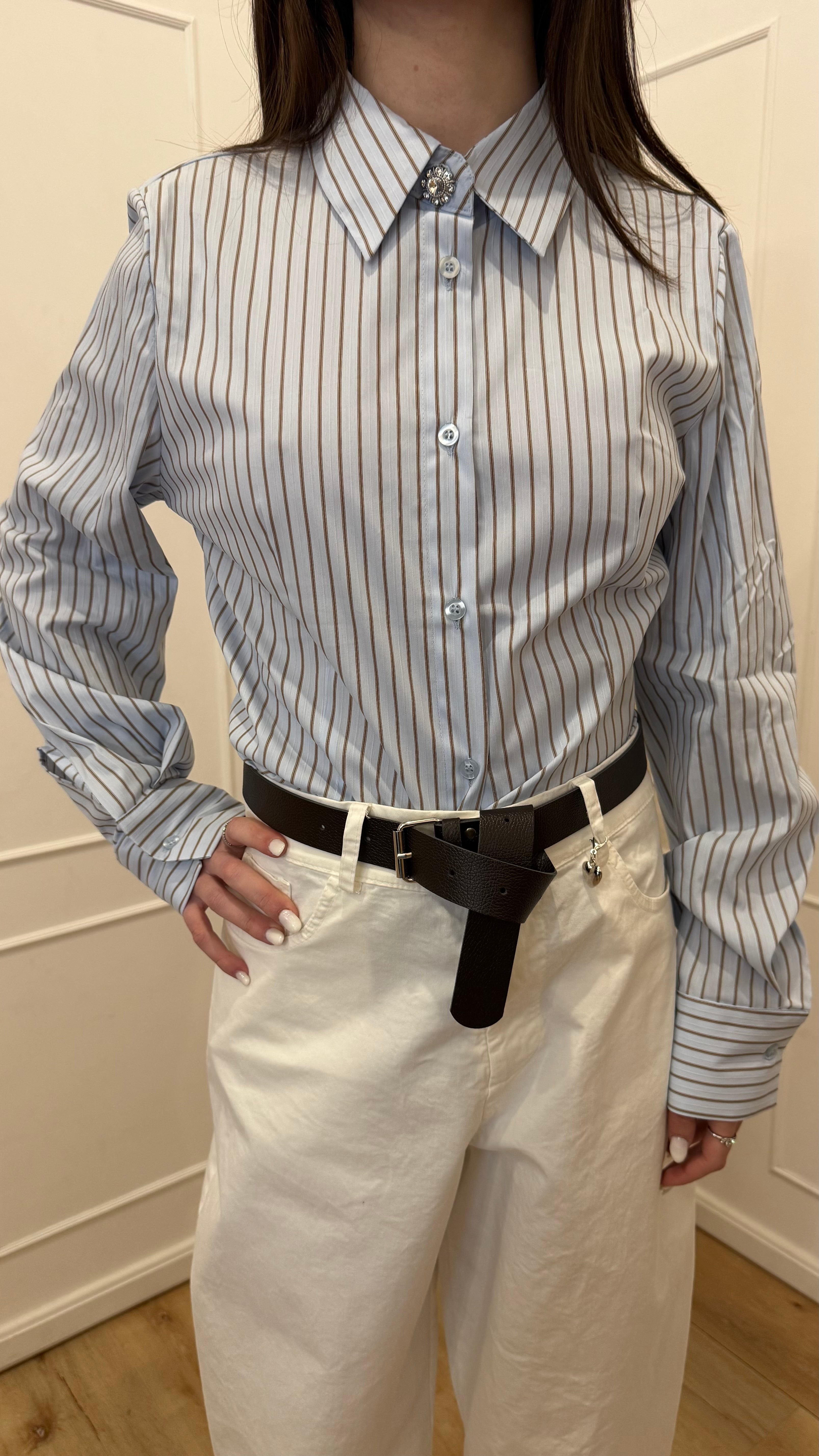 Camicia azzurra a righe con bottone gioiello Susy mix