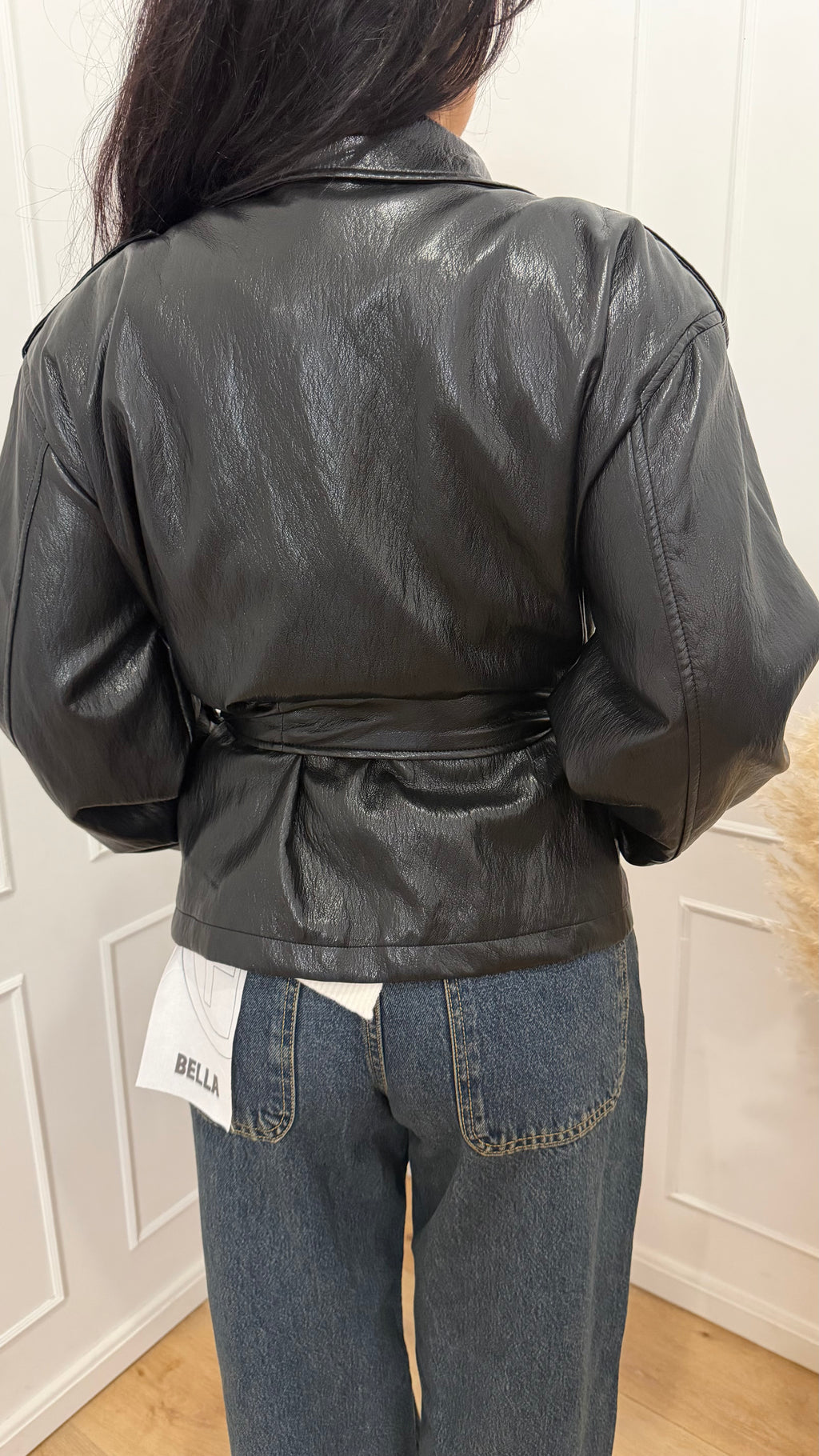 GIACCA SPALLONI SIMILPELLE NERA CON CINTURA HAVEONE