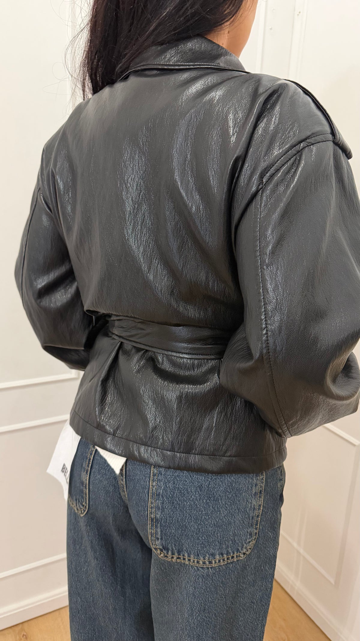 GIACCA SPALLONI SIMILPELLE NERA CON CINTURA HAVEONE
