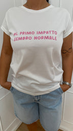 T shirt al primo impatto sembro normale vicolo