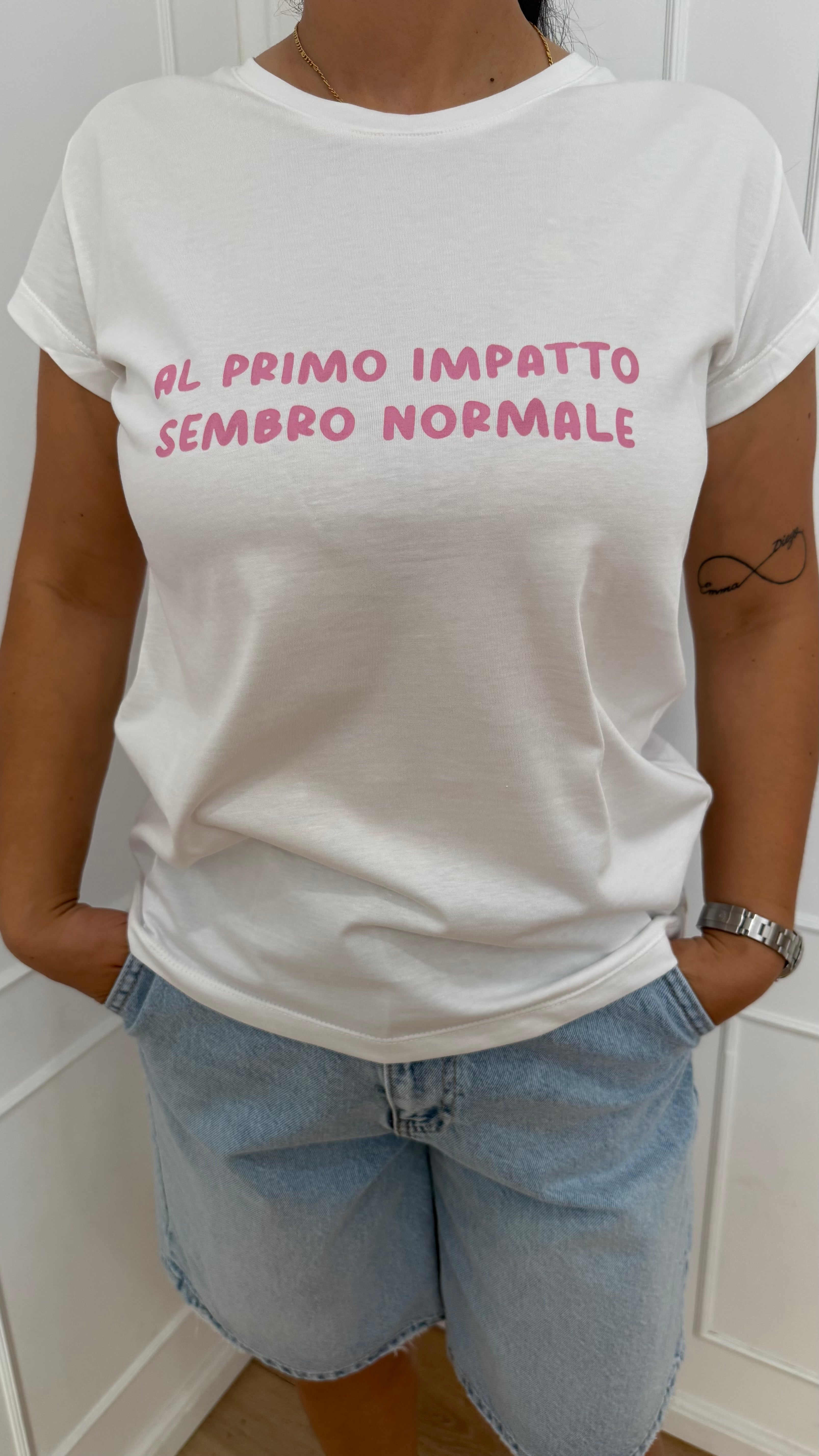 T shirt al primo impatto sembro normale vicolo