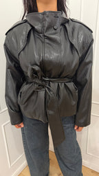 GIACCA SPALLONI SIMILPELLE NERA CON CINTURA HAVEONE