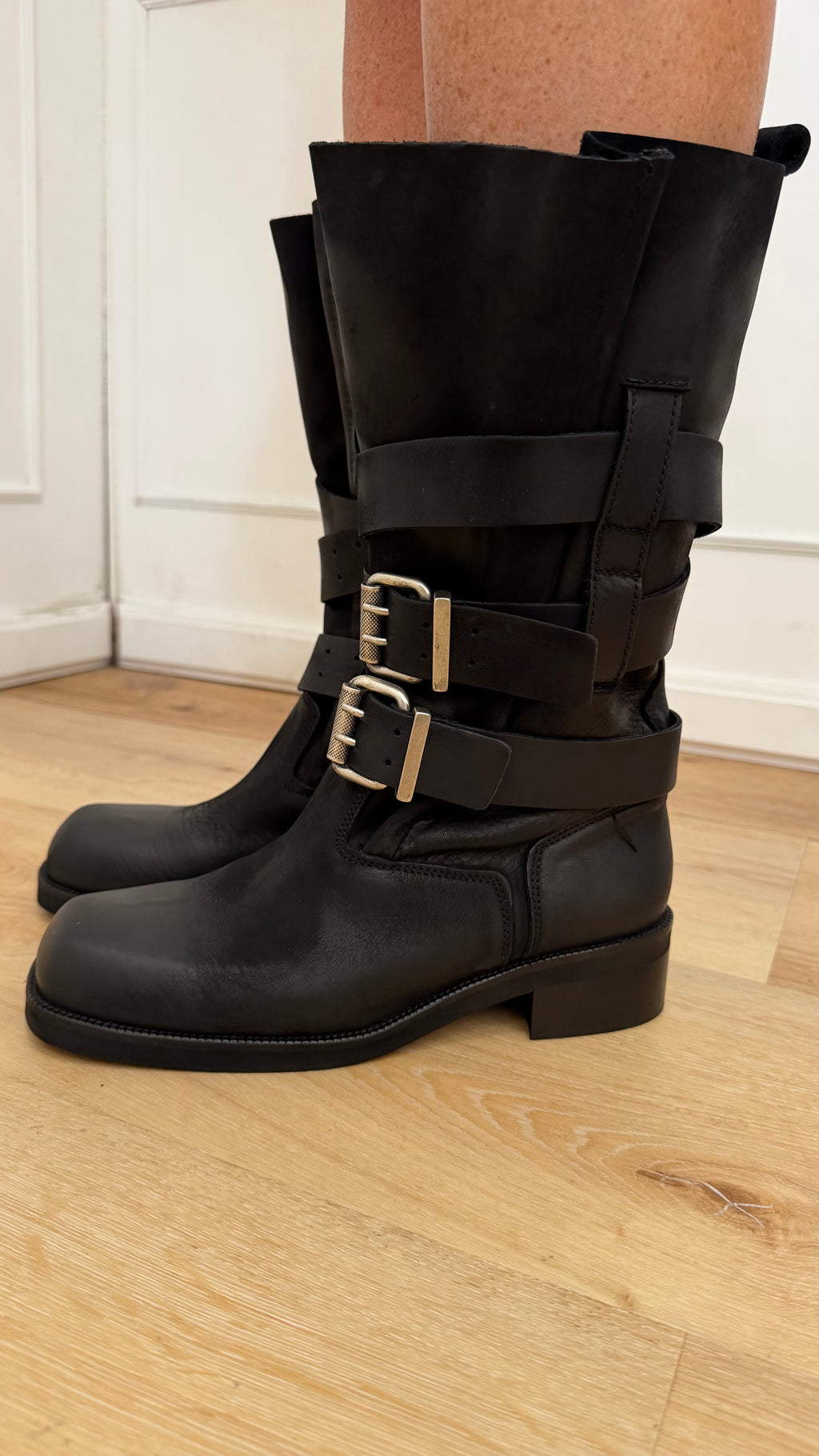 Biker Nabuk nero con fibbia argento Divine Follie