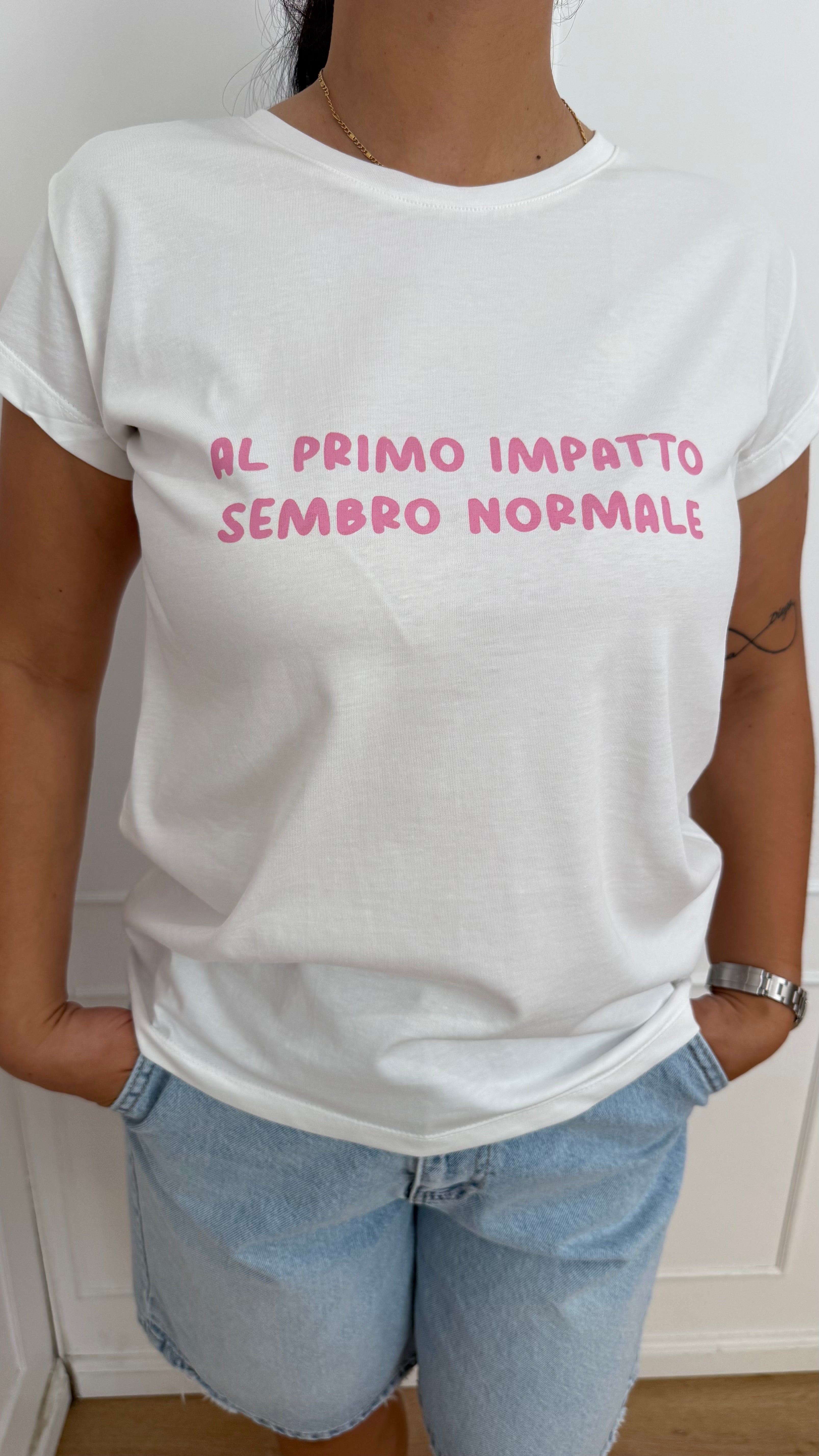 T shirt al primo impatto sembro normale vicolo