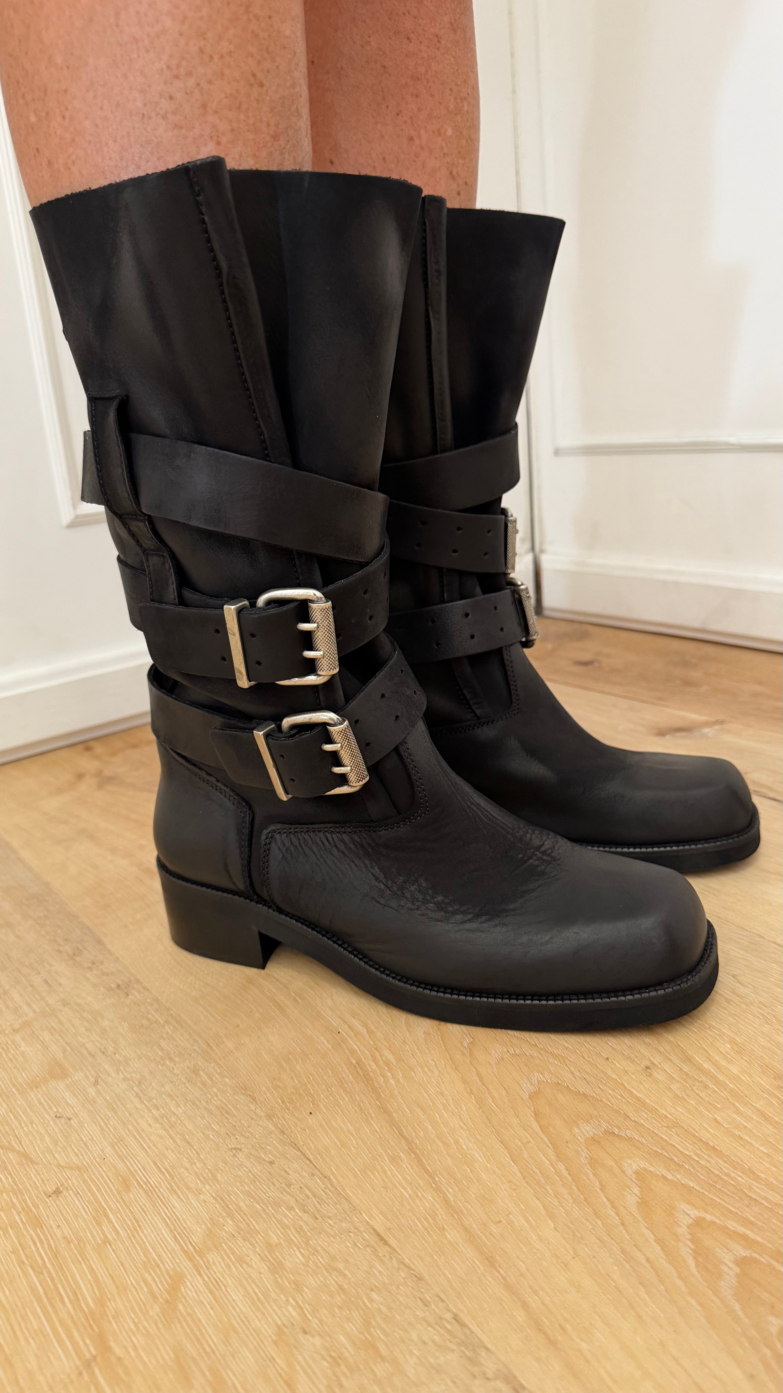 Biker Nabuk nero con fibbia argento Divine Follie