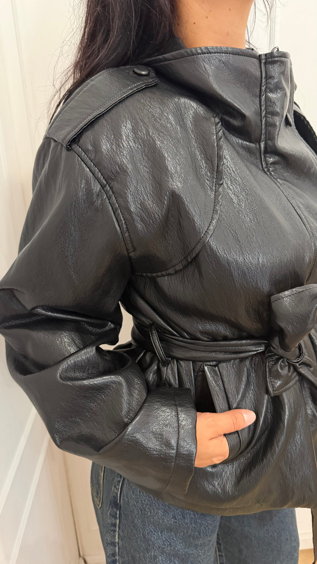 GIACCA SPALLONI SIMILPELLE NERA CON CINTURA HAVEONE