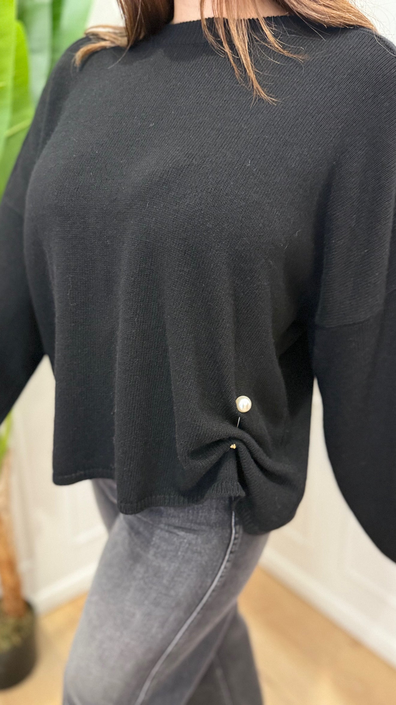 Maglia con spilla nera vicolo