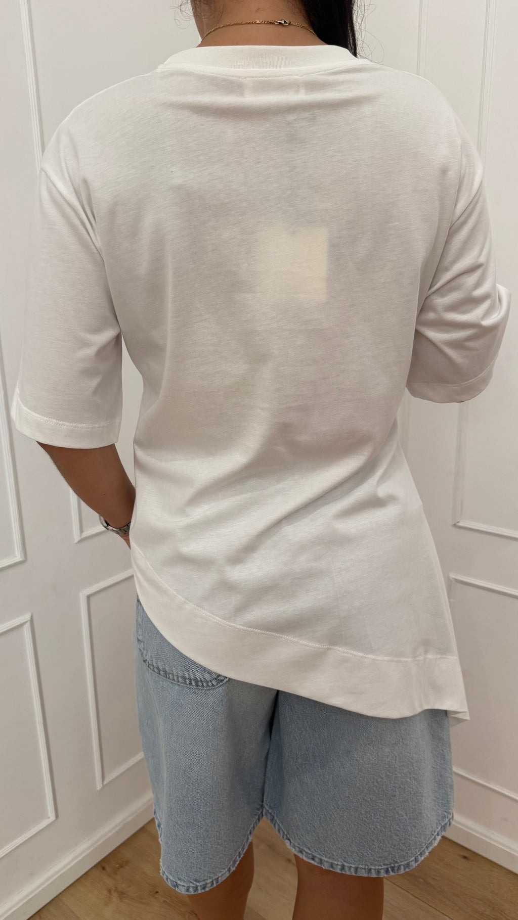 T shirt asimmetrica con punta vicolo