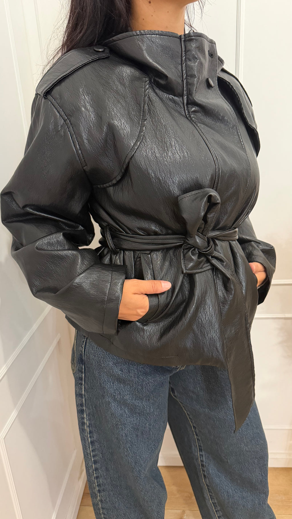 GIACCA SPALLONI SIMILPELLE NERA CON CINTURA HAVEONE