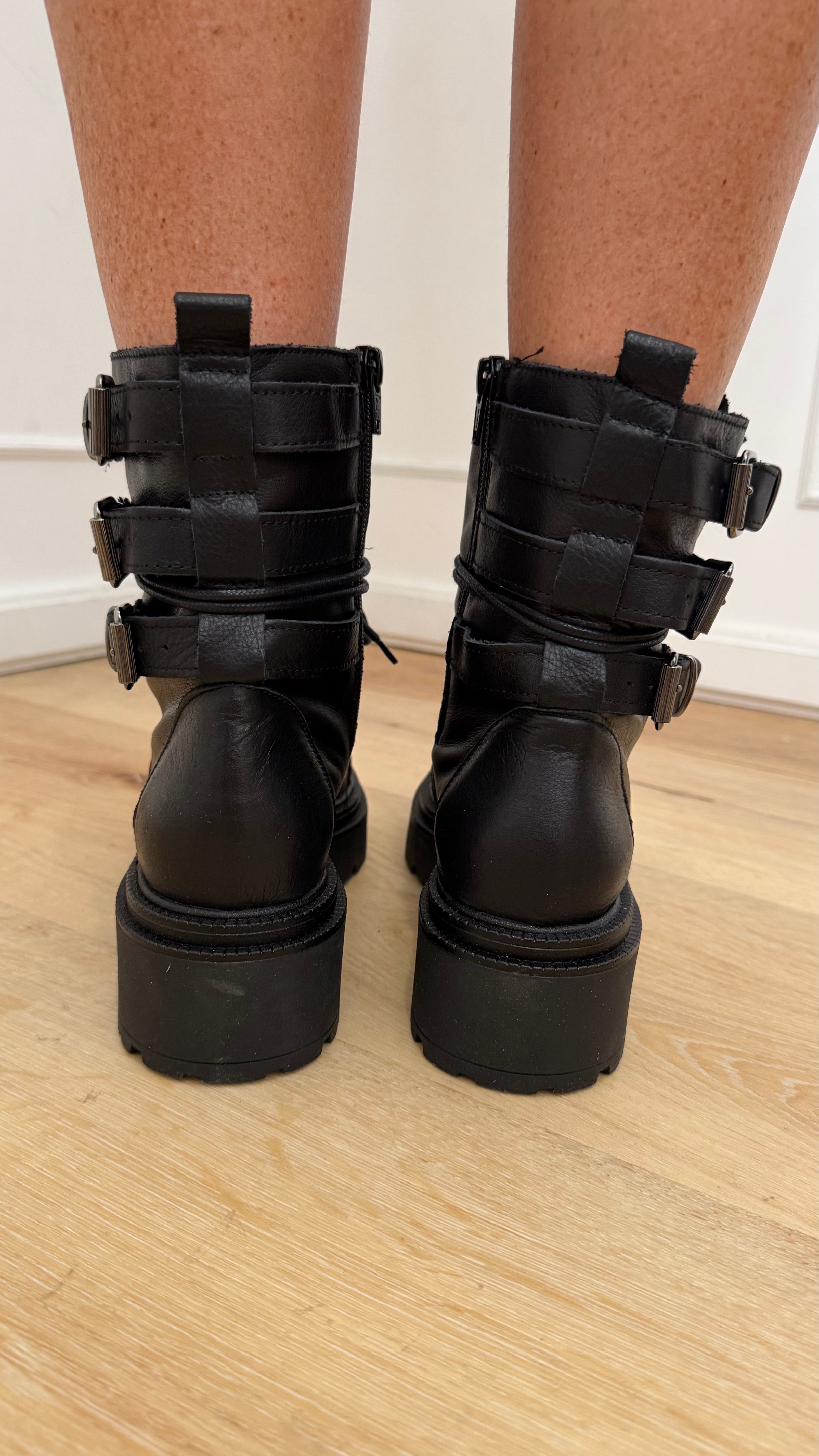 Anfibio nero con fibbie divine follie