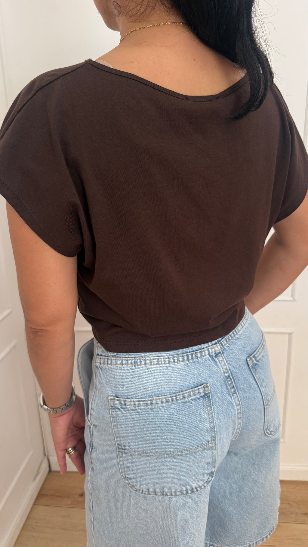 CROP top nodo marrone vicolo