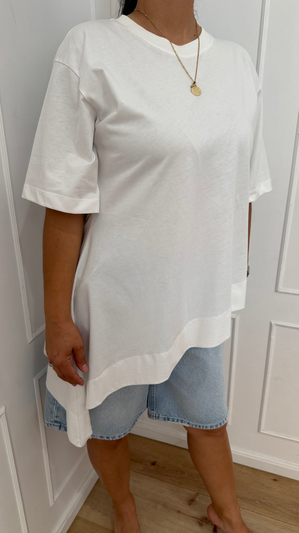 T shirt asimmetrica con punta vicolo