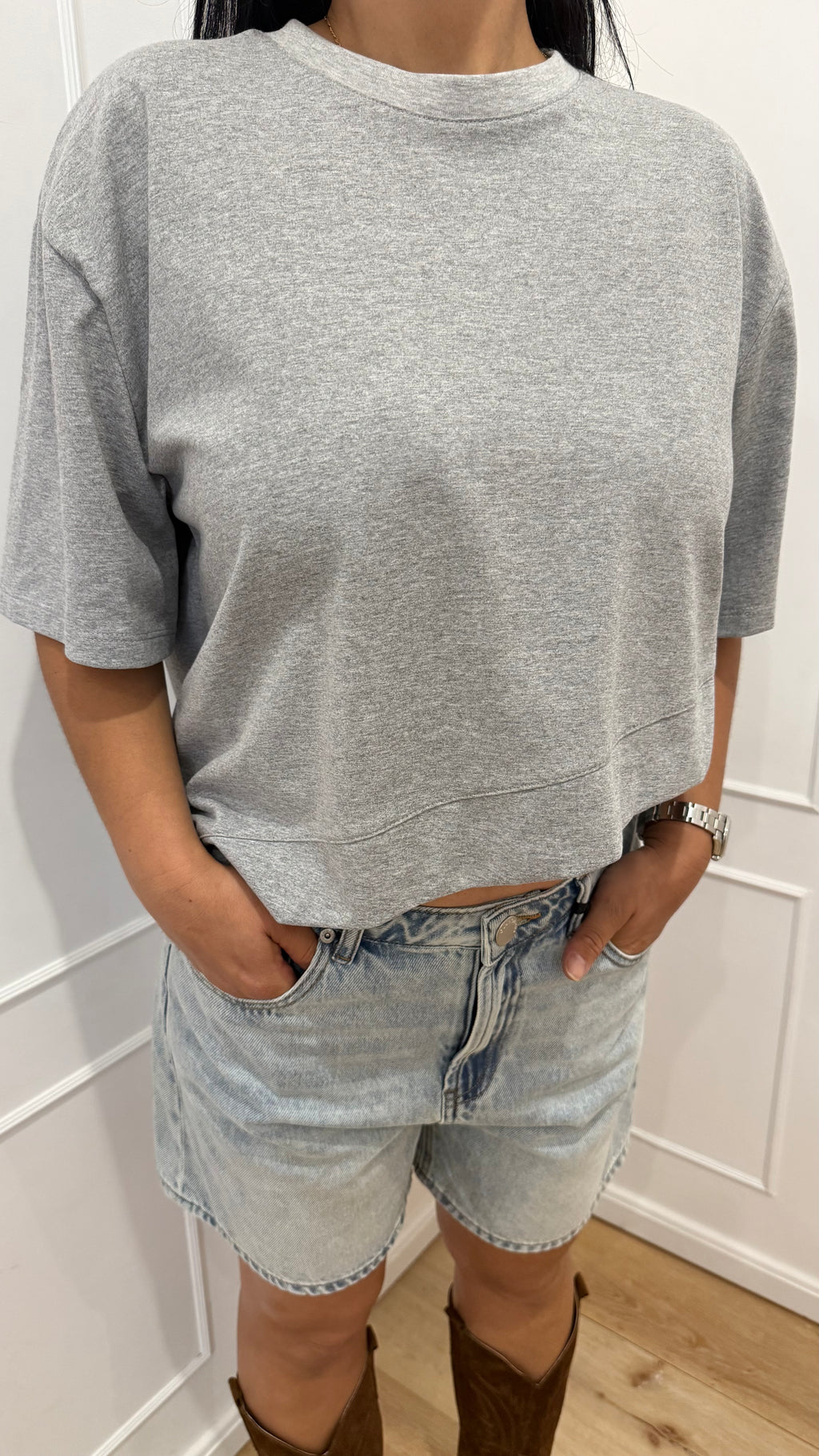 T-shirt grigia con punta laterale Vicolo