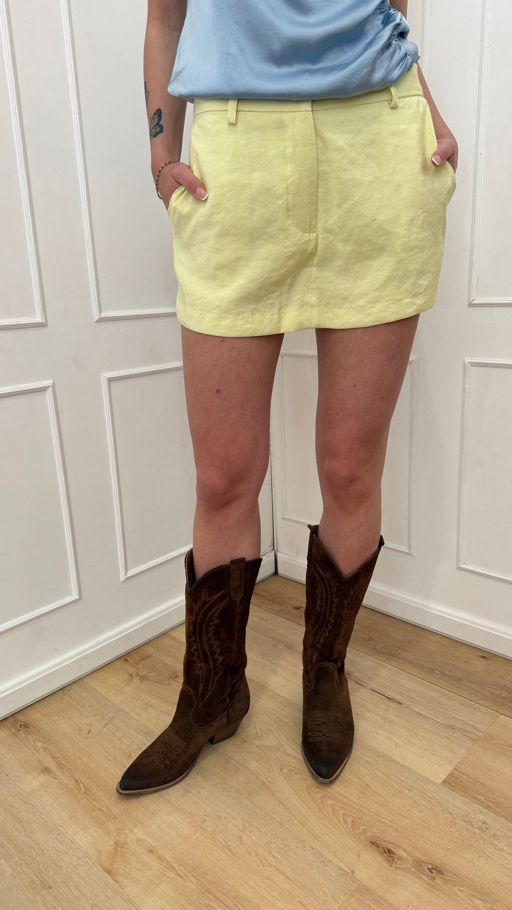 Shorts giallo kontatto