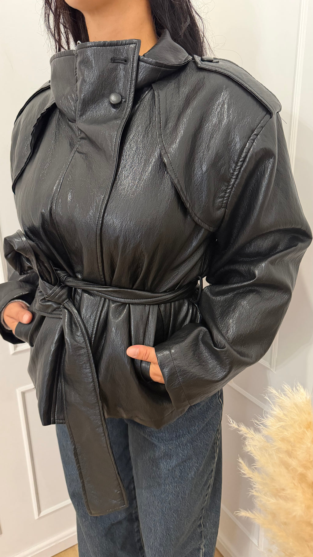 GIACCA SPALLONI SIMILPELLE NERA CON CINTURA HAVEONE