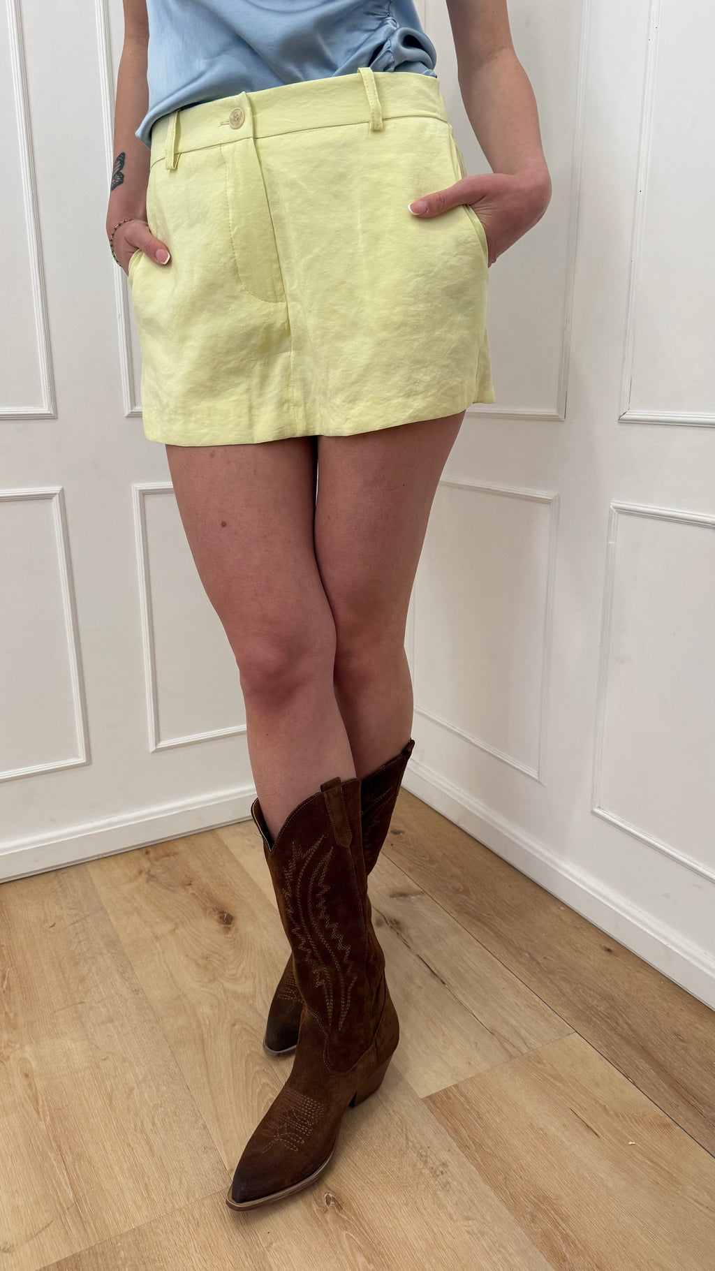Shorts giallo kontatto