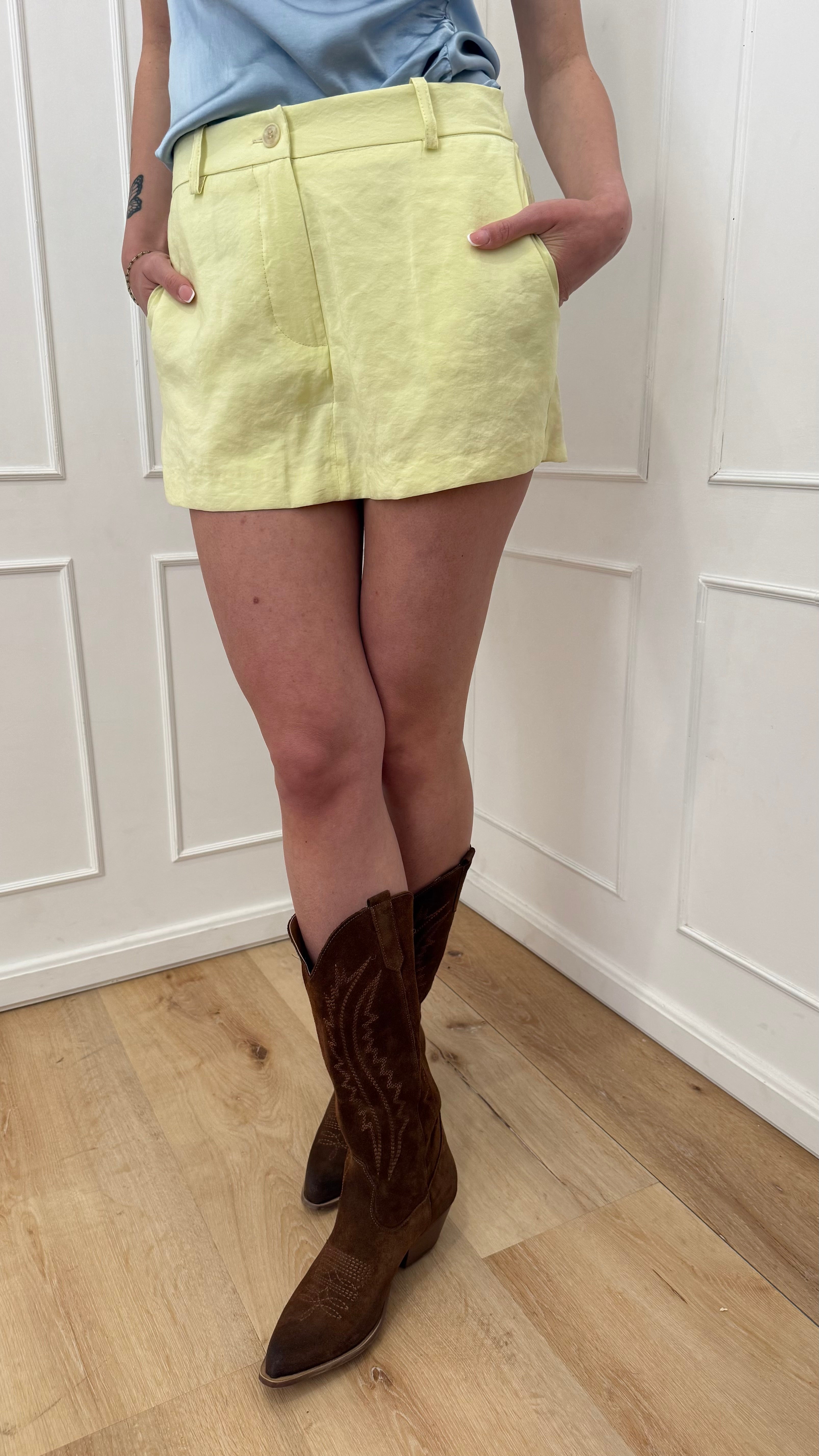 Shorts giallo kontatto