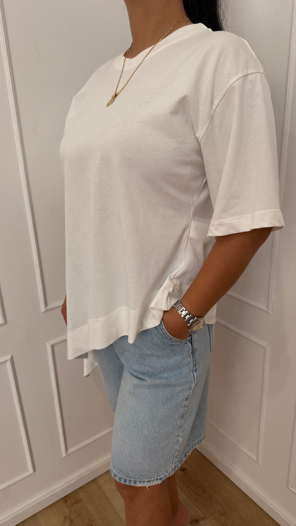 T shirt asimmetrica con punta vicolo