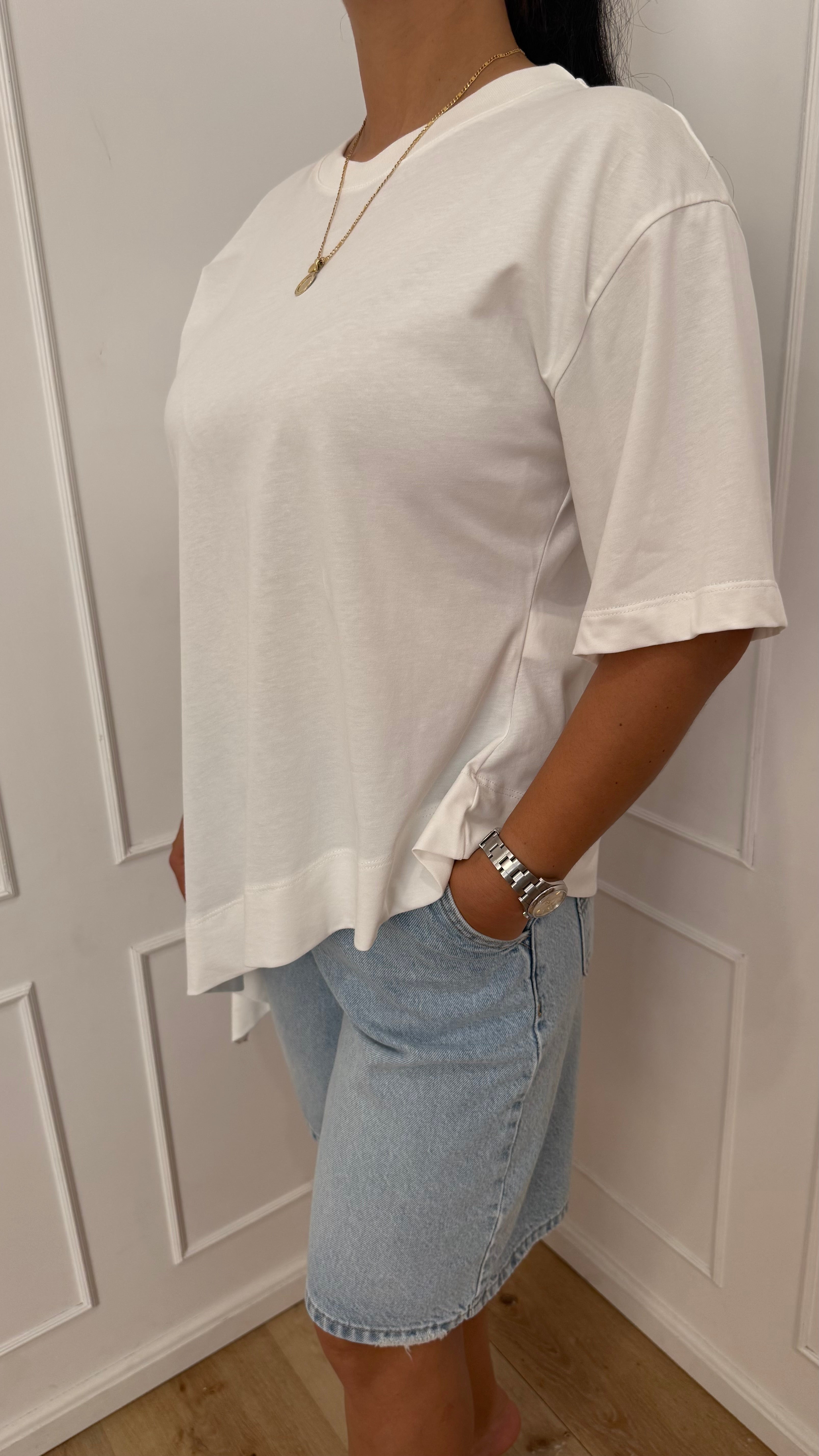 T shirt asimmetrica con punta vicolo