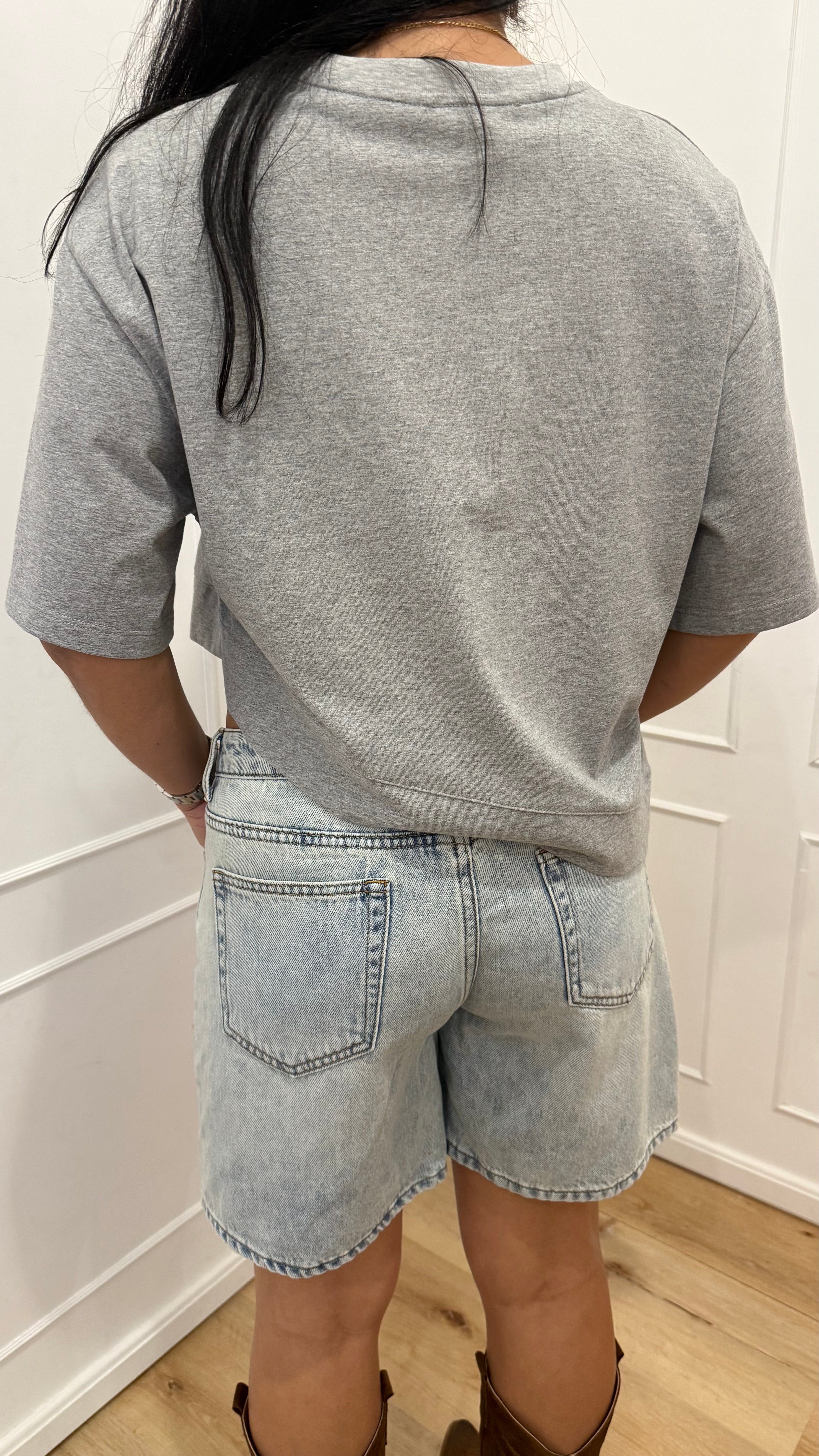 T-shirt grigia con punta laterale Vicolo
