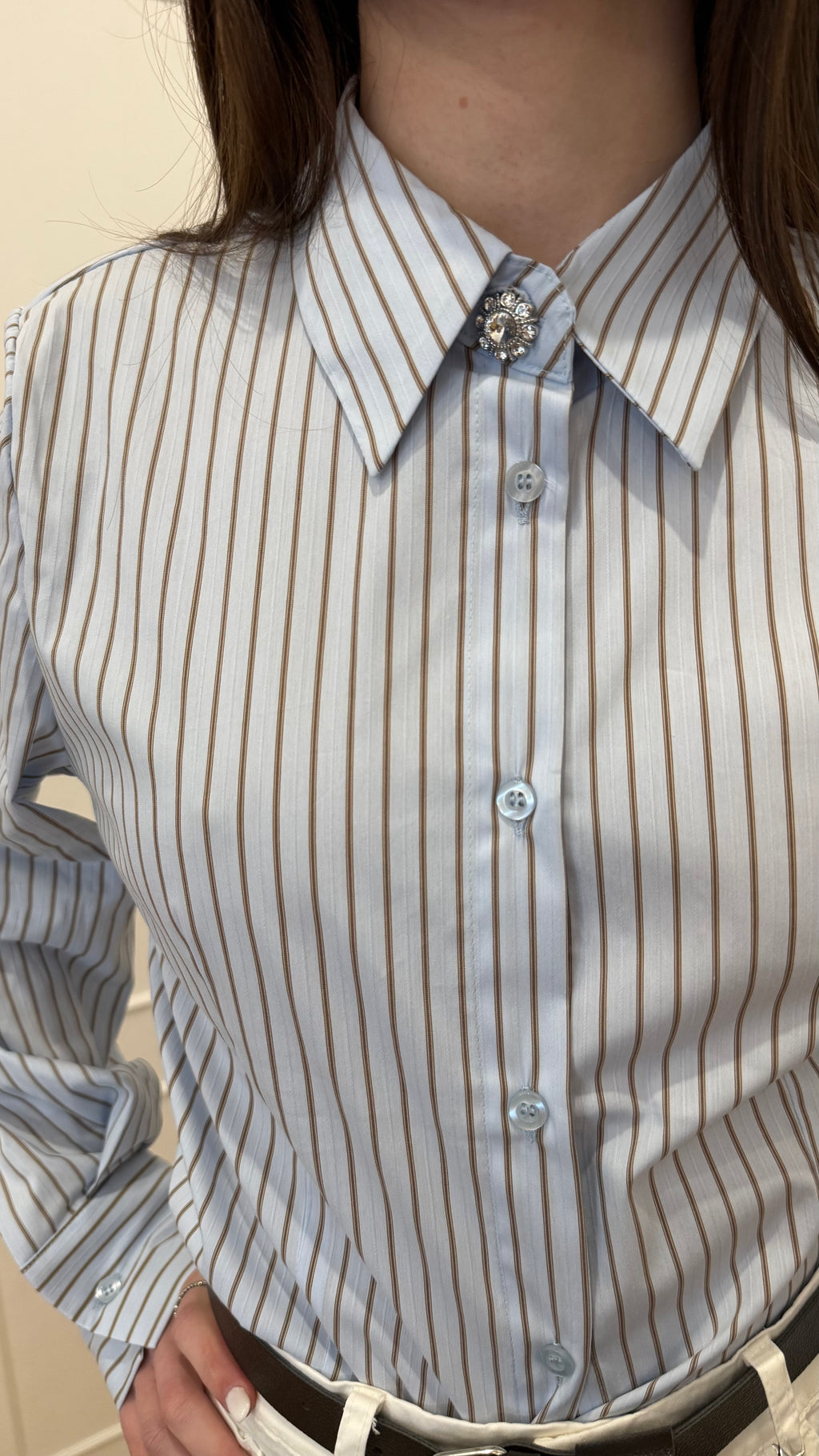 Camicia azzurra a righe con bottone gioiello Susy mix