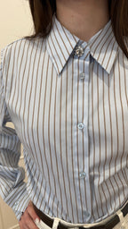 Camicia azzurra a righe con bottone gioiello Susy mix