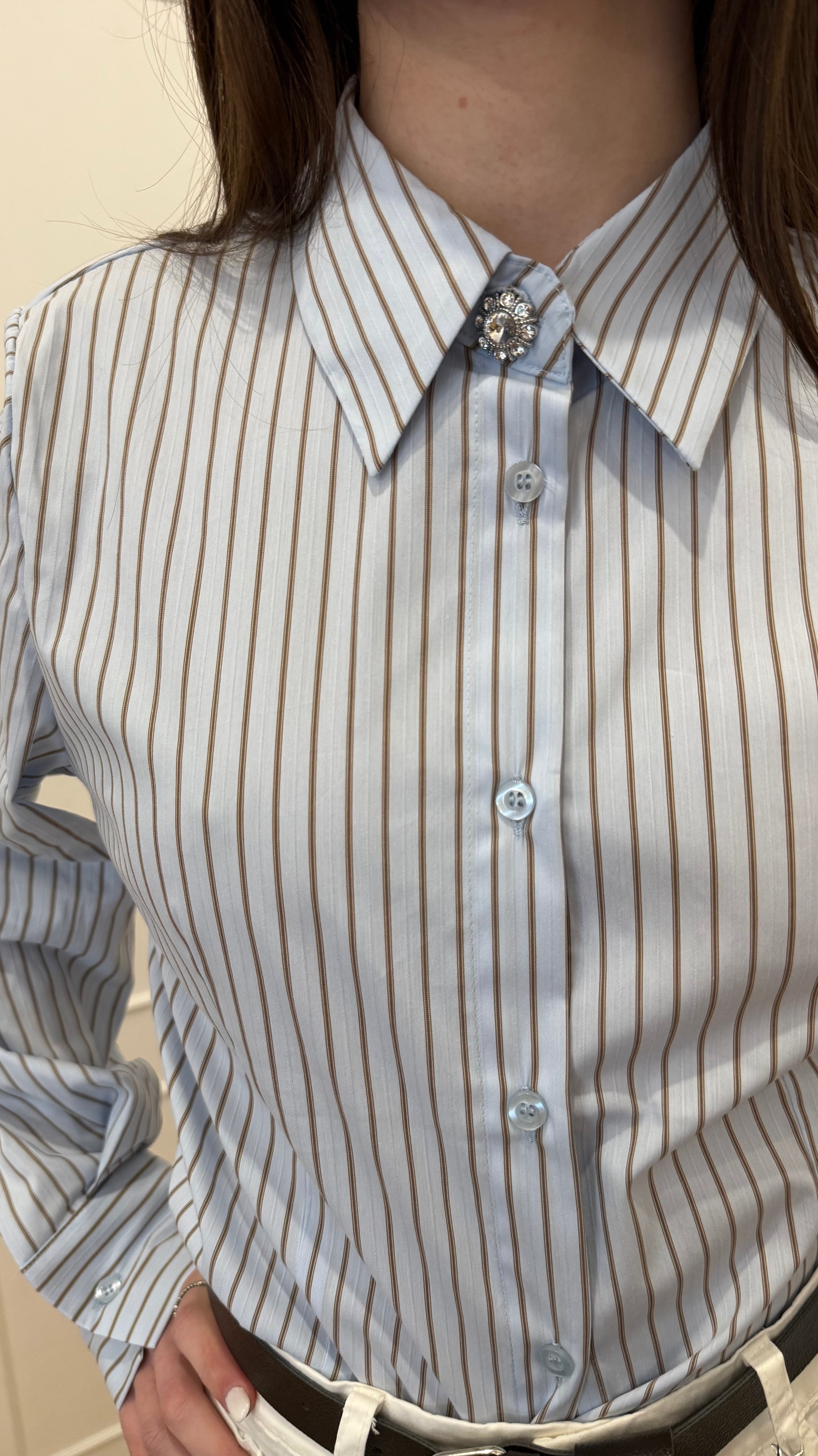 Camicia azzurra a righe con bottone gioiello Susy mix