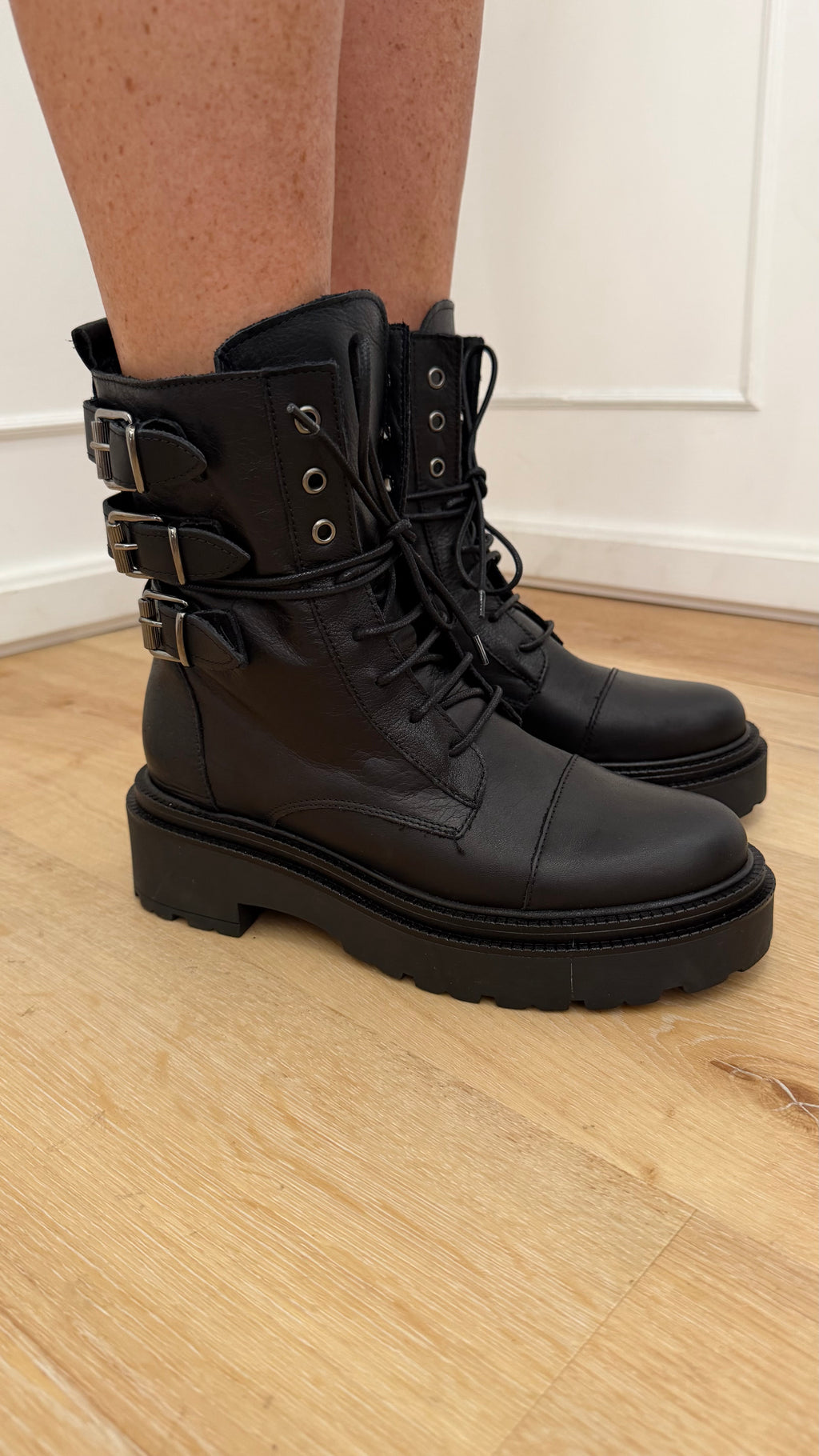 Anfibio nero con fibbie divine follie