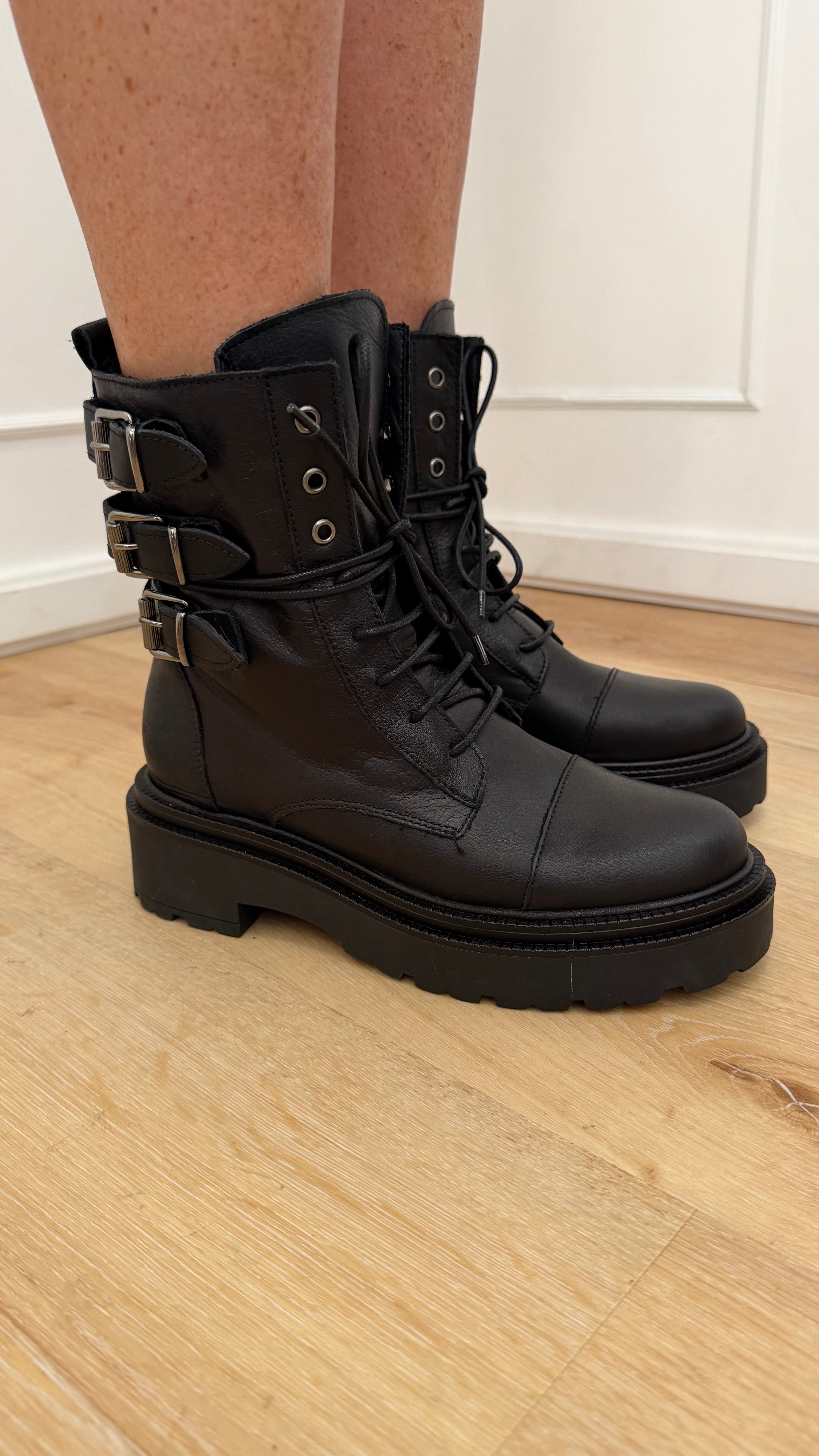 Anfibio nero con fibbie divine follie