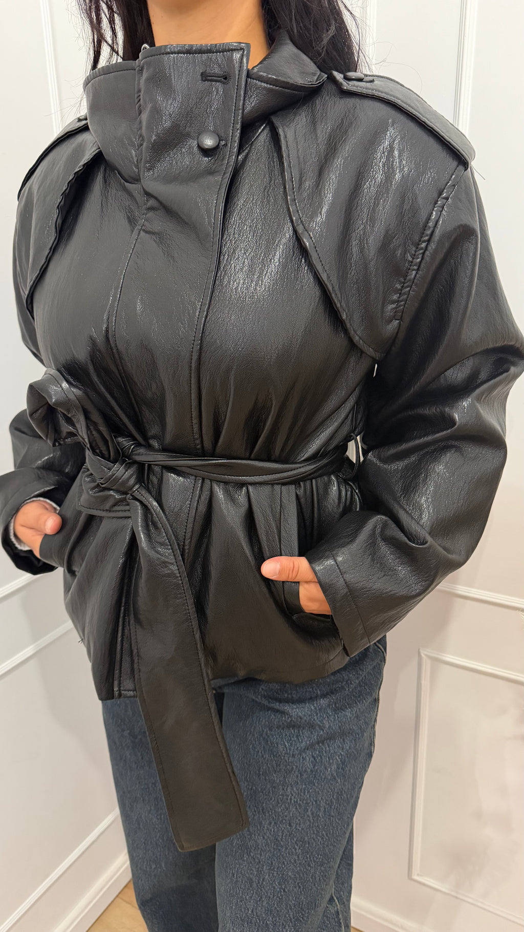 GIACCA SPALLONI SIMILPELLE NERA CON CINTURA HAVEONE