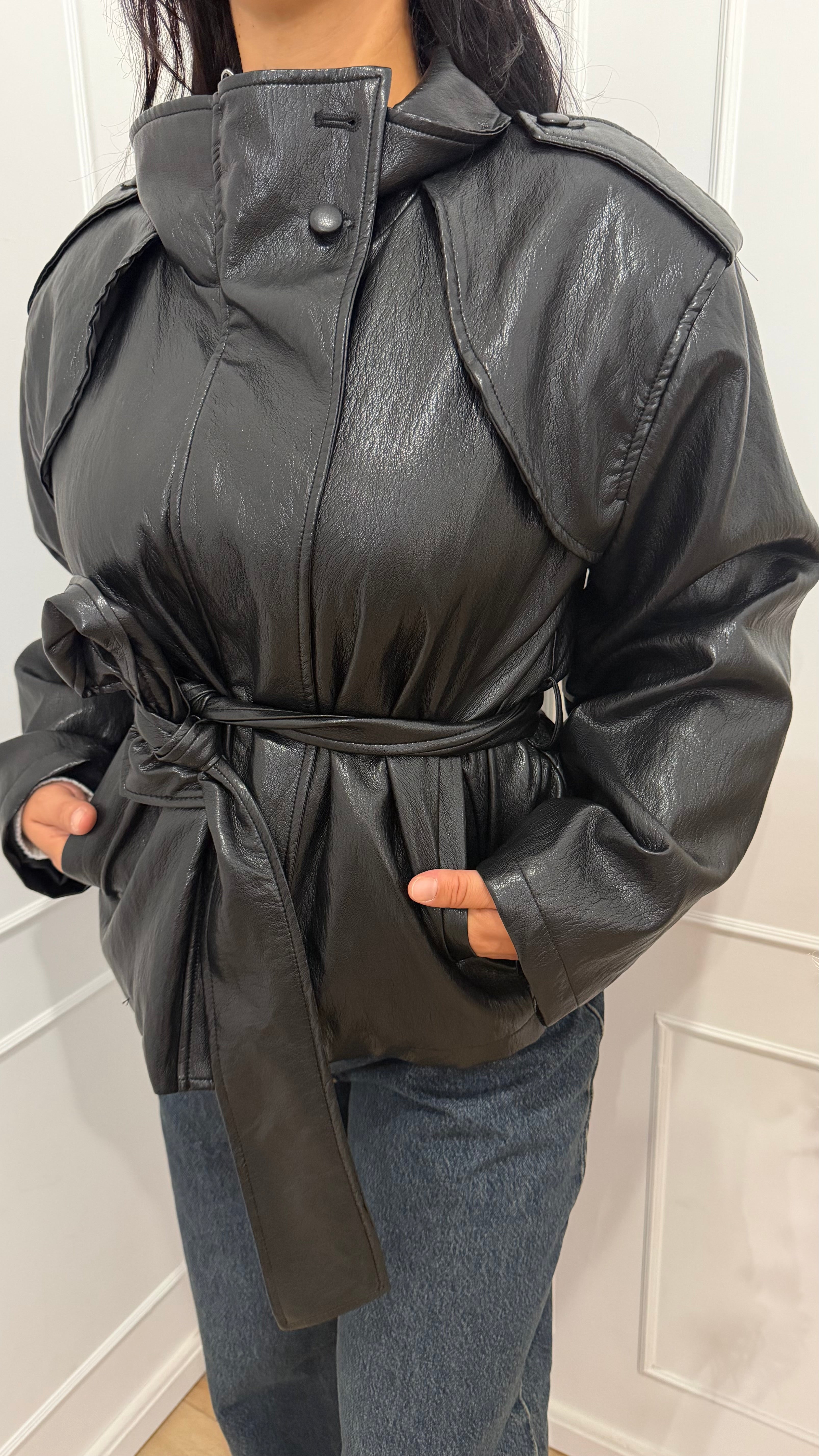 GIACCA SPALLONI SIMILPELLE NERA CON CINTURA HAVEONE