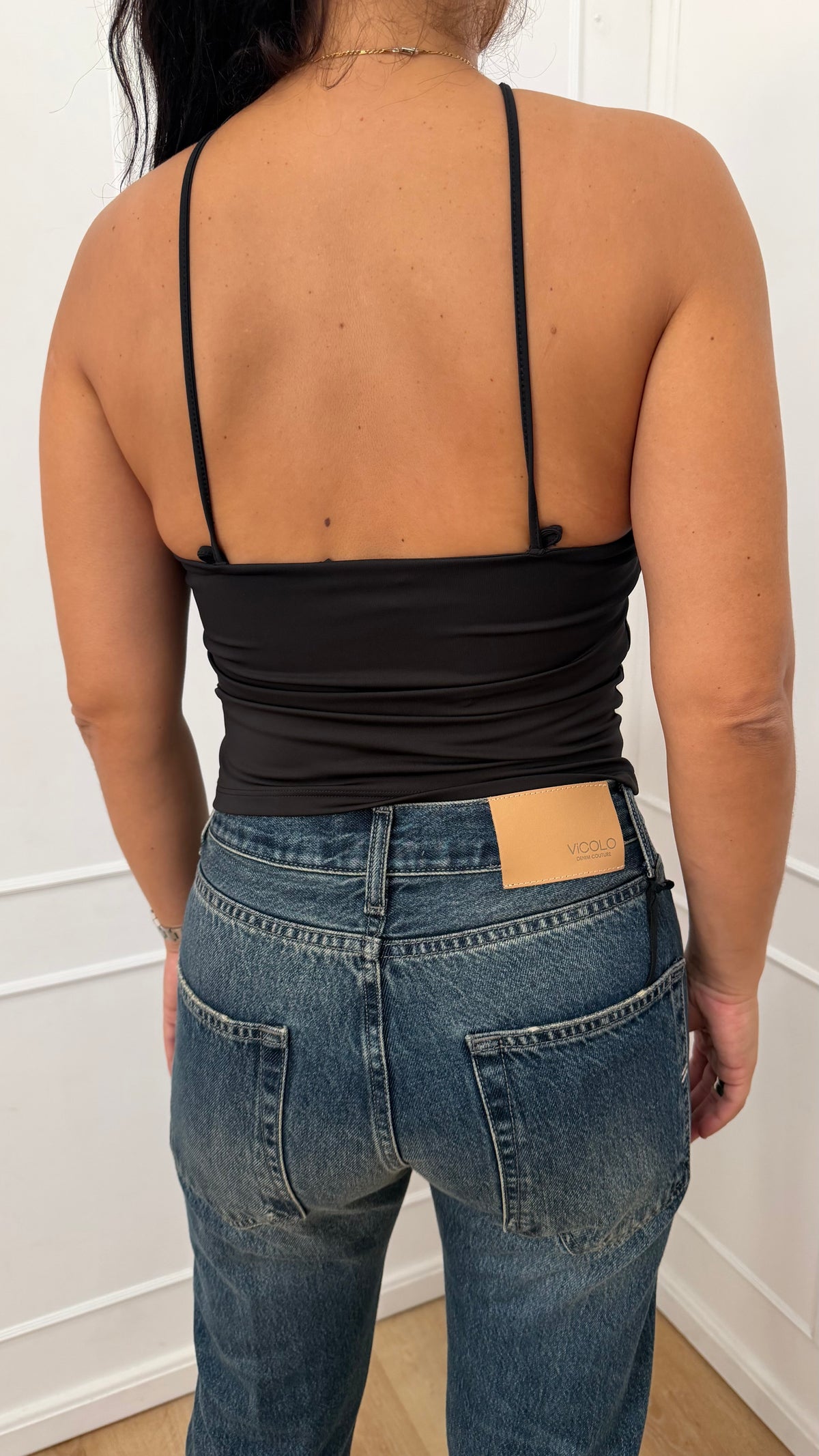 Top Cross elasticizzato nero con scollo America Vicolo