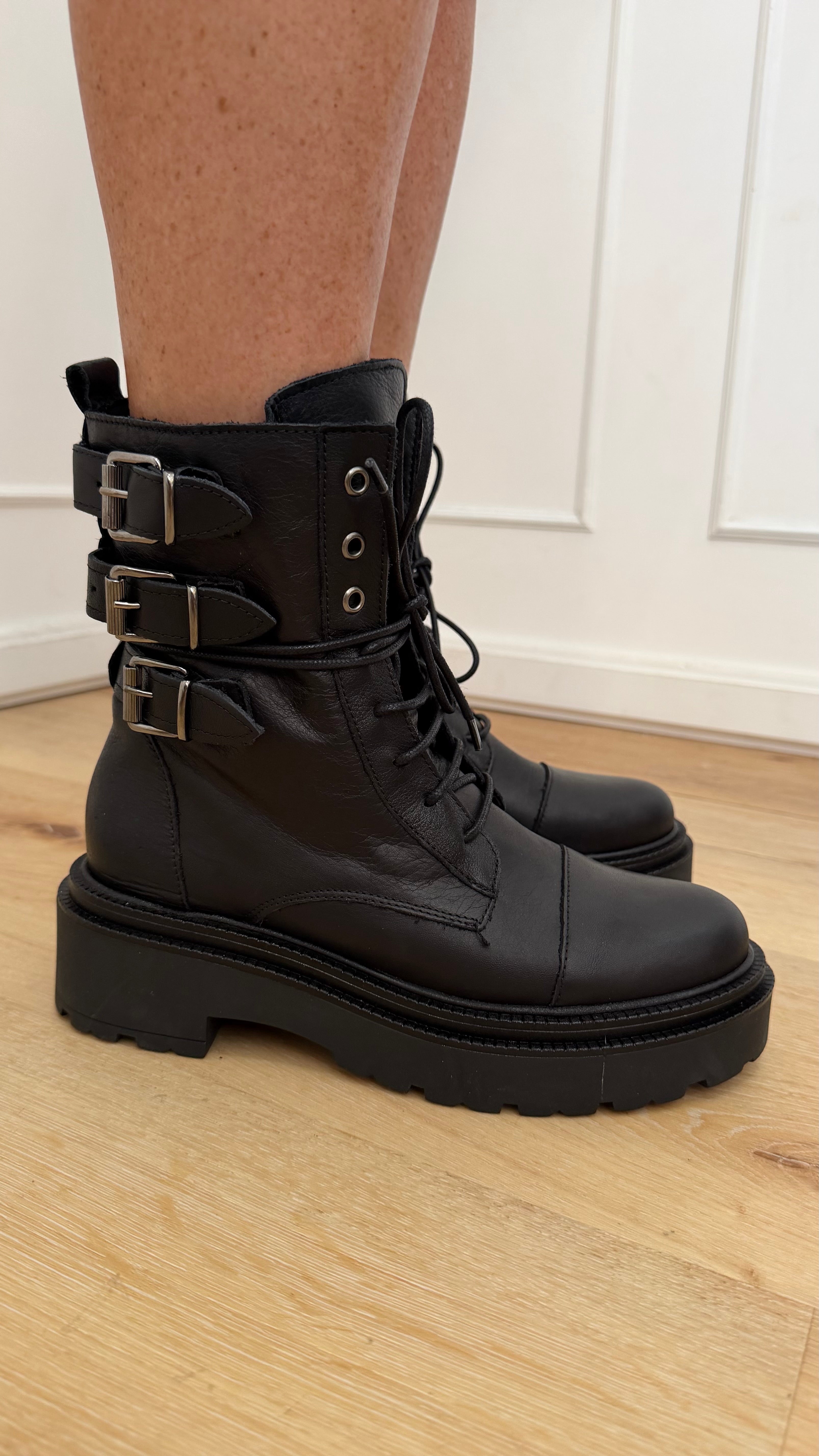Anfibio nero con fibbie divine follie