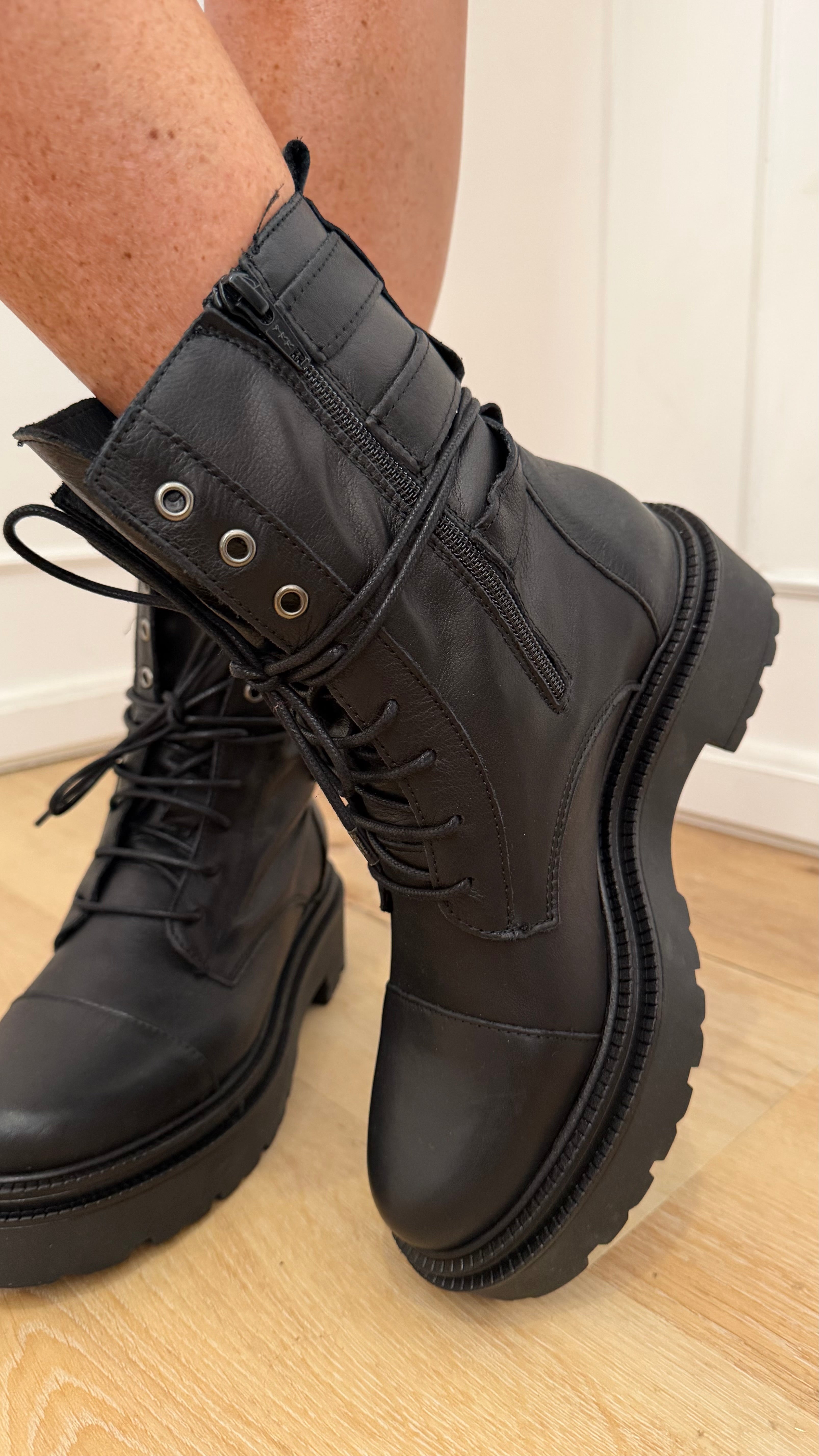Anfibio nero con fibbie divine follie