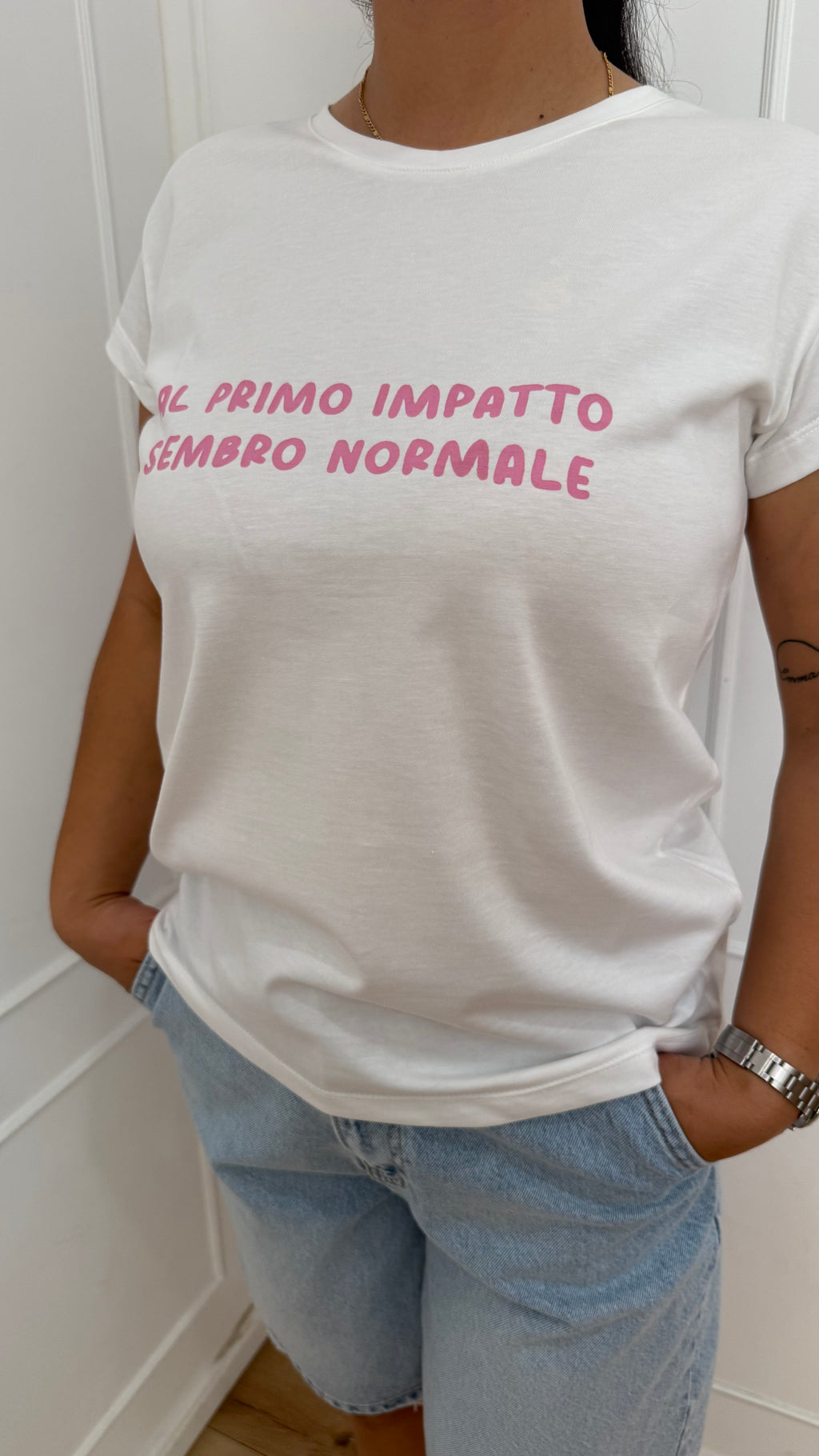 T shirt al primo impatto sembro normale vicolo