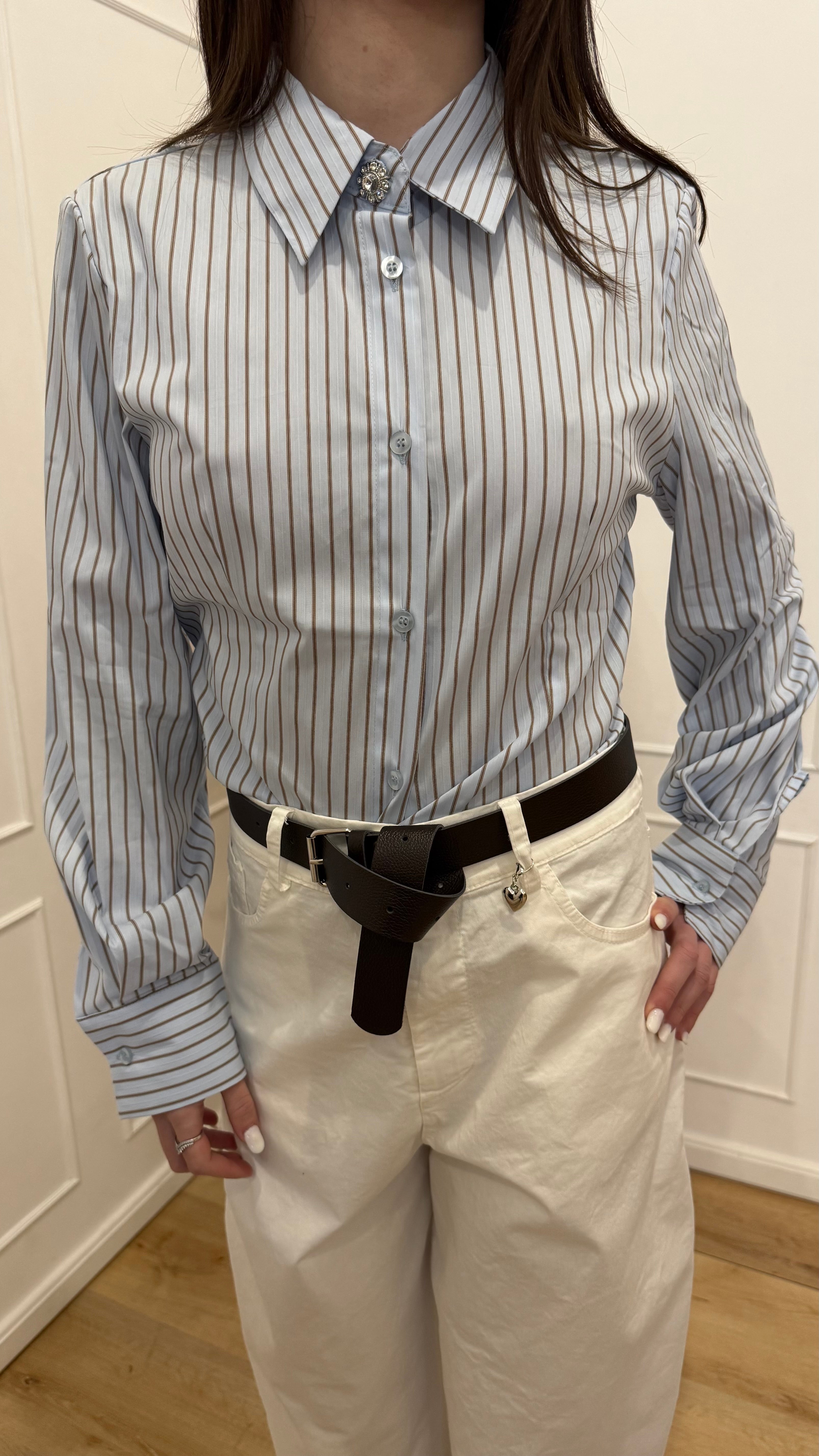 Camicia azzurra a righe con bottone gioiello Susy mix