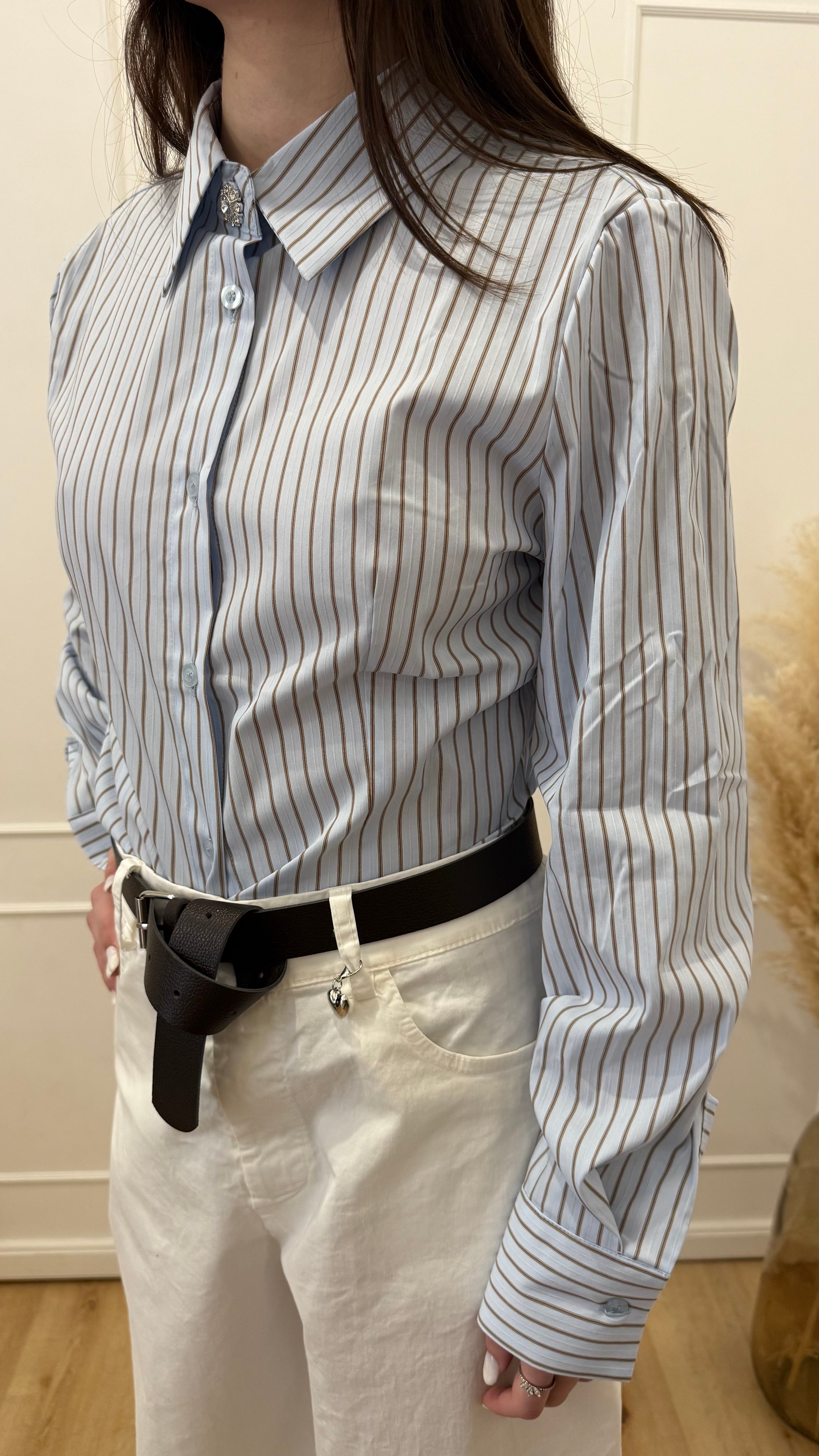Camicia azzurra a righe con bottone gioiello Susy mix
