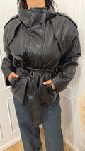 GIACCA SPALLONI SIMILPELLE NERA CON CINTURA HAVEONE
