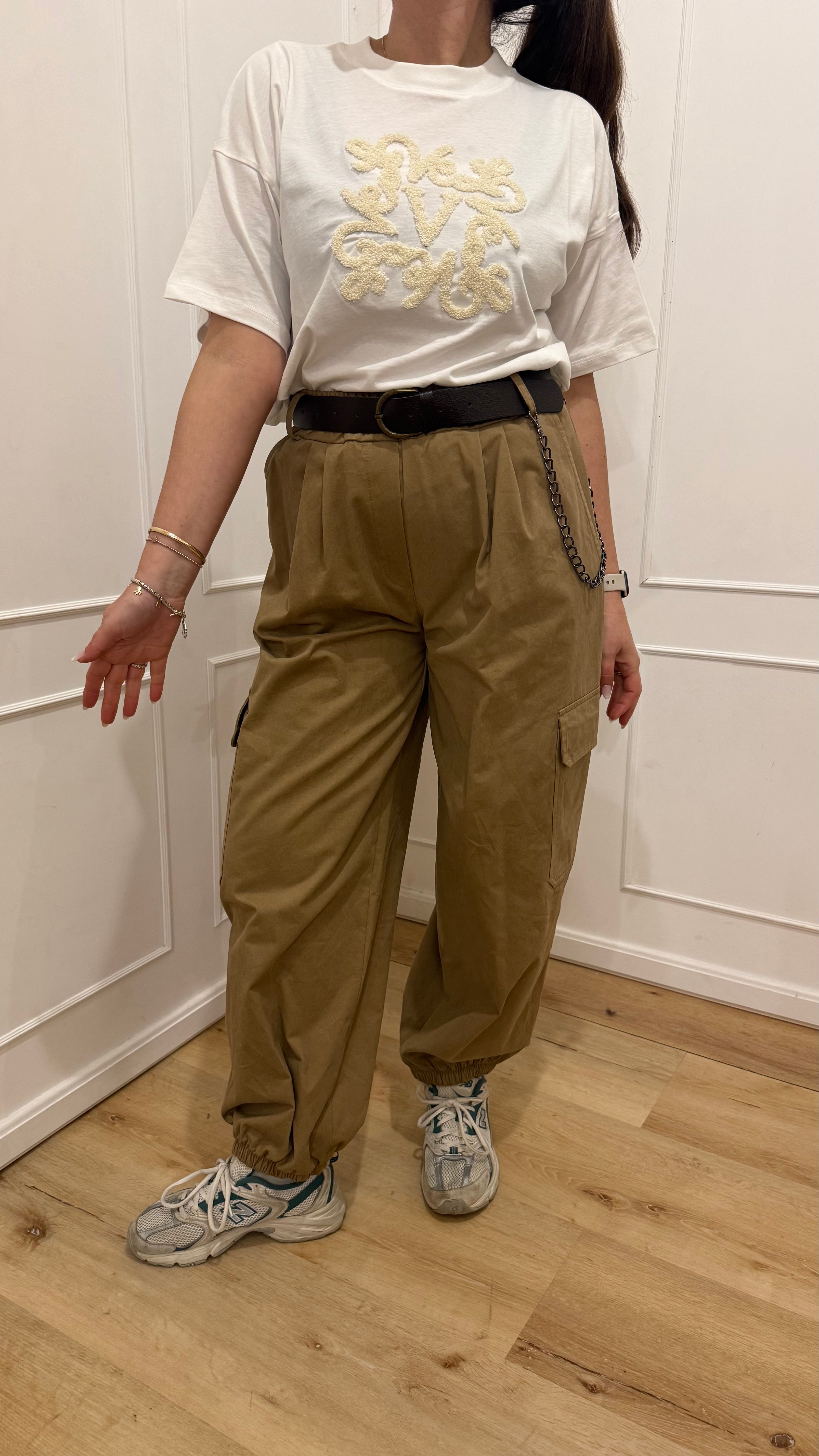 Pantalone cargo cammello con catena vicolo