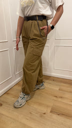 Pantalone cargo cammello con catena vicolo