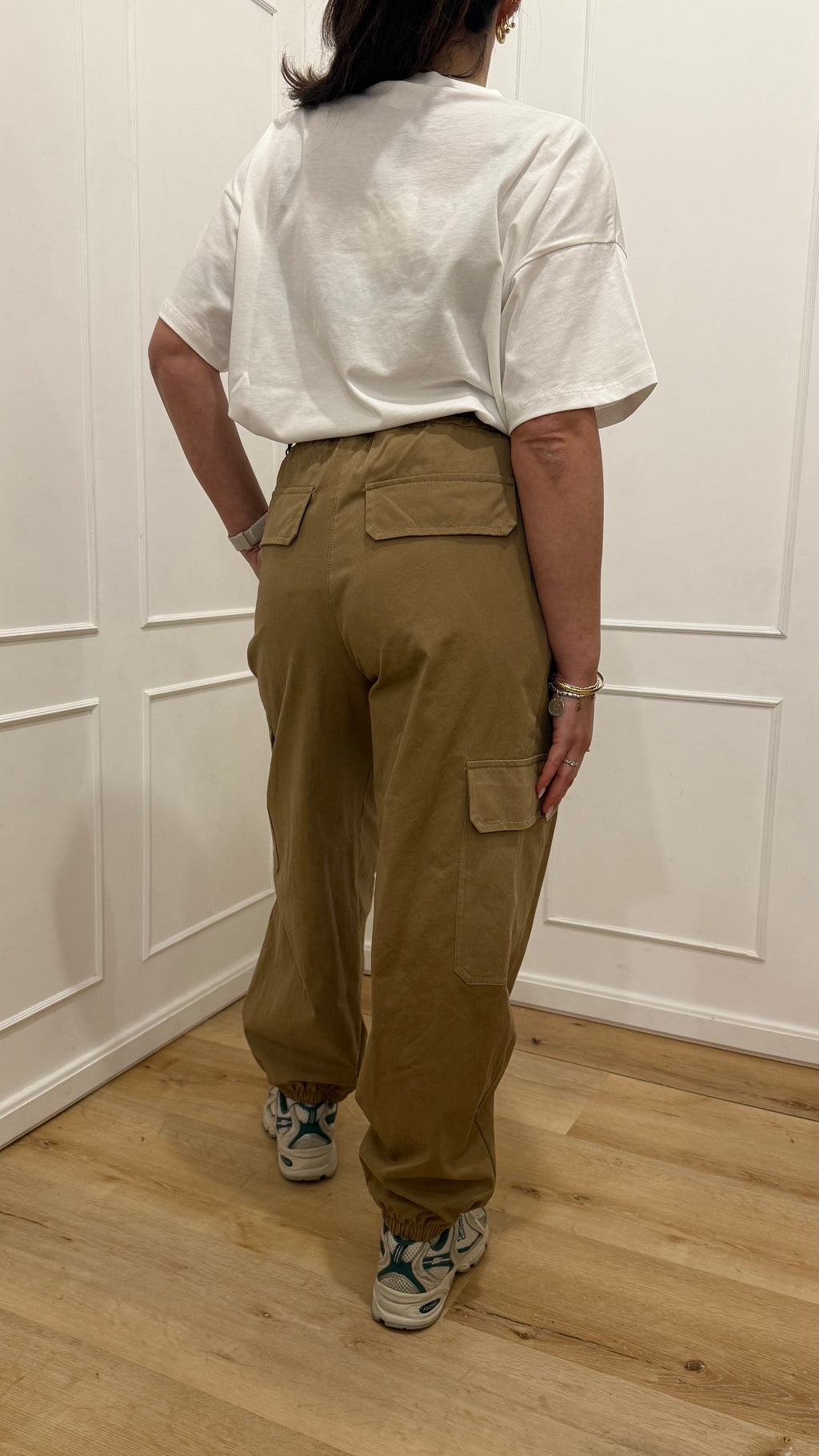 Pantalone cargo cammello con catena vicolo