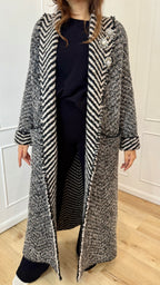 Cappotto in maglia bouclè con spille e cintura vicolo
