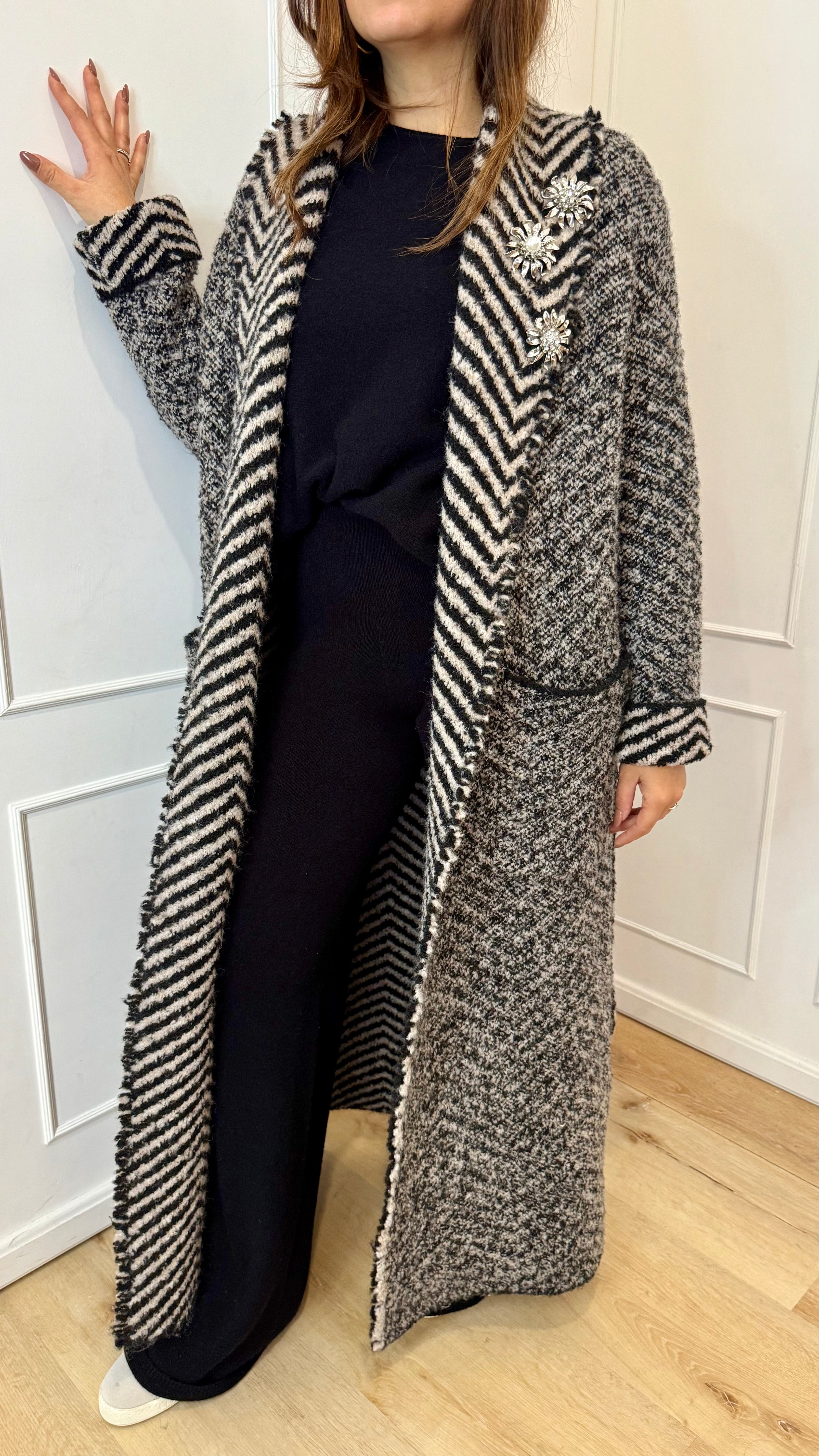 Cappotto in maglia bouclè con spille e cintura vicolo