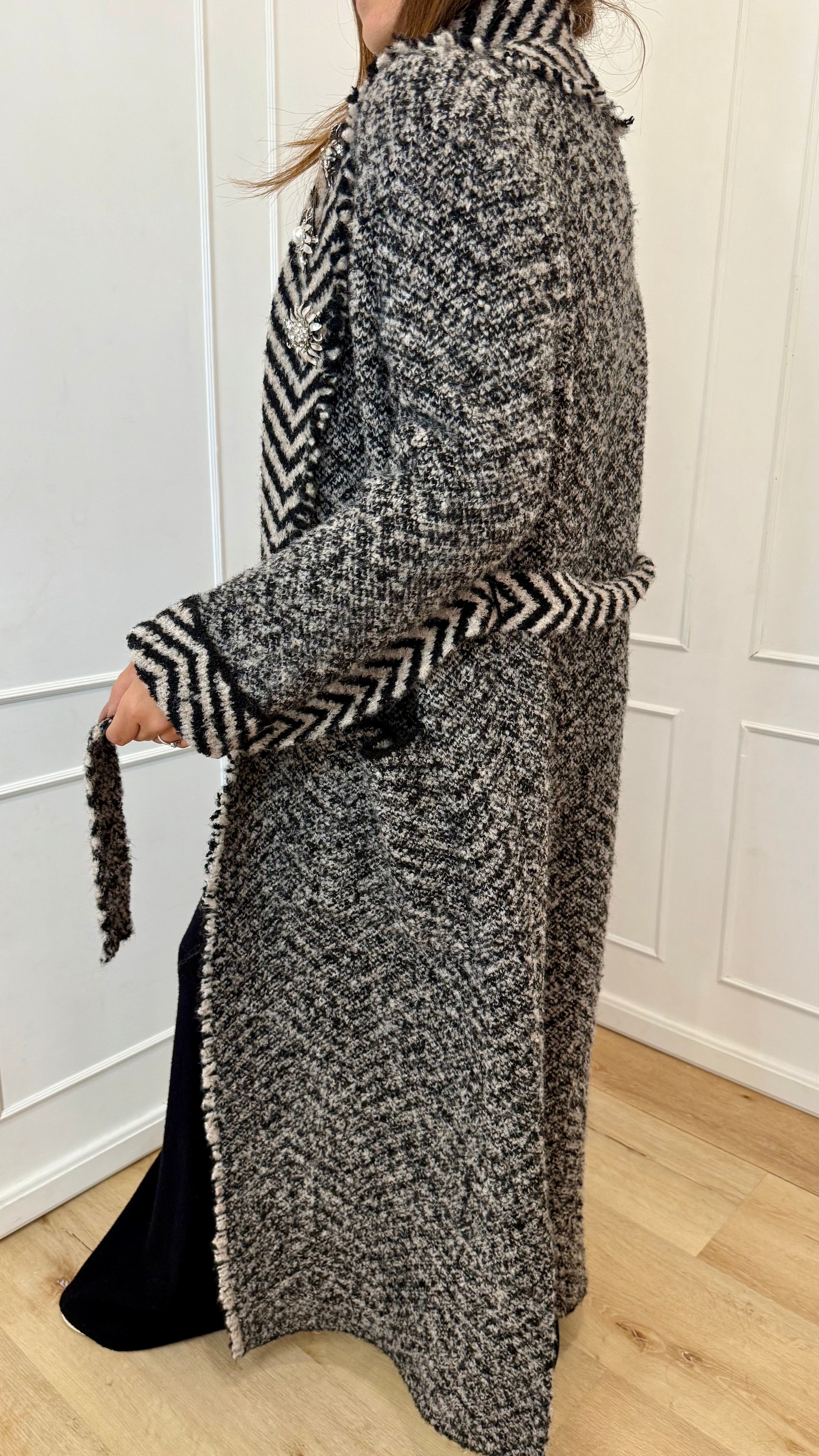 Cappotto in maglia bouclè con spille e cintura vicolo
