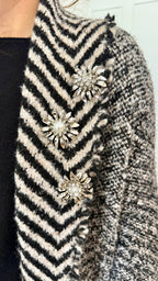 Cappotto in maglia bouclè con spille e cintura vicolo