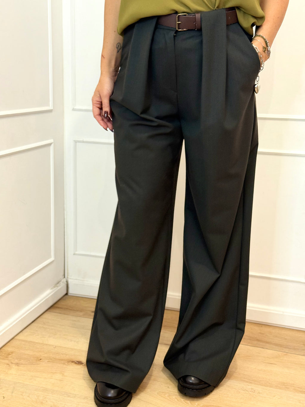 Pantalone pieghe kontatto