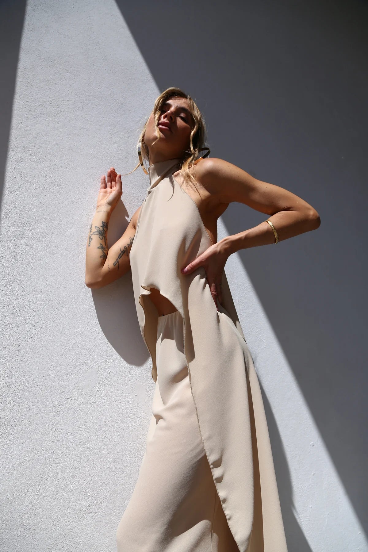 TOP ASIMMETRICO LEGATO AL COLLO VOILLE BEIGE