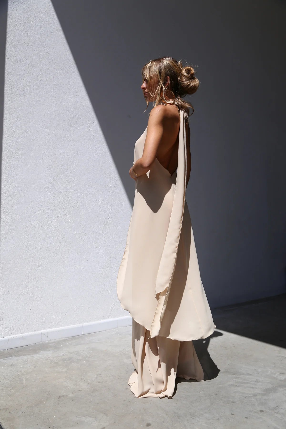 TOP ASIMMETRICO LEGATO AL COLLO VOILLE BEIGE